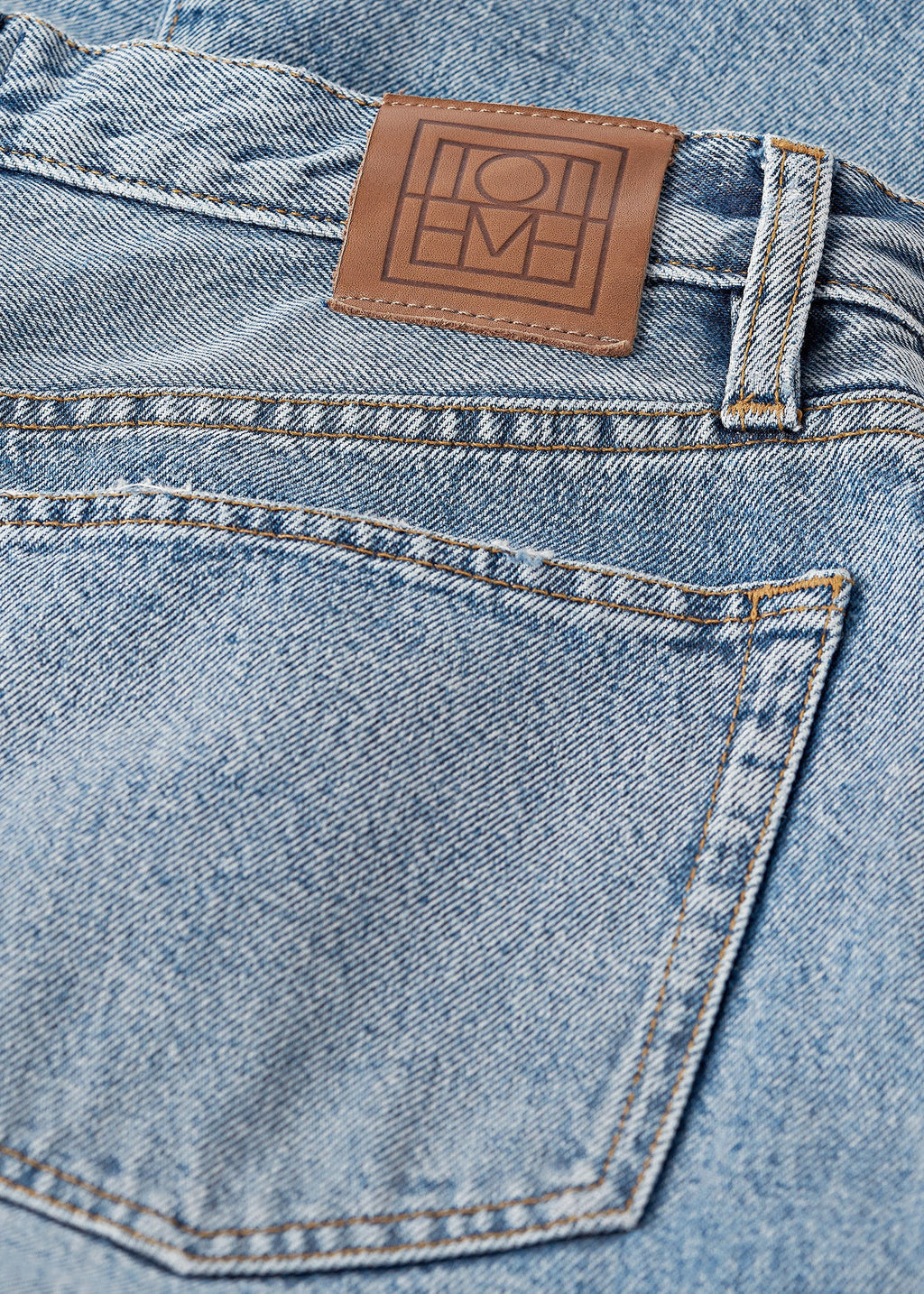https://cdn.shopify.com/s/files/1/0480/1141/1607/files/TOTEME_PS23_DENIM_231-240-741_TWISTED_SEAM_WIDE_WORN_BLUE_4_GB_6a679066-0098-4250-9a5c-1a950aefb8f5.jpg?v=1723109398