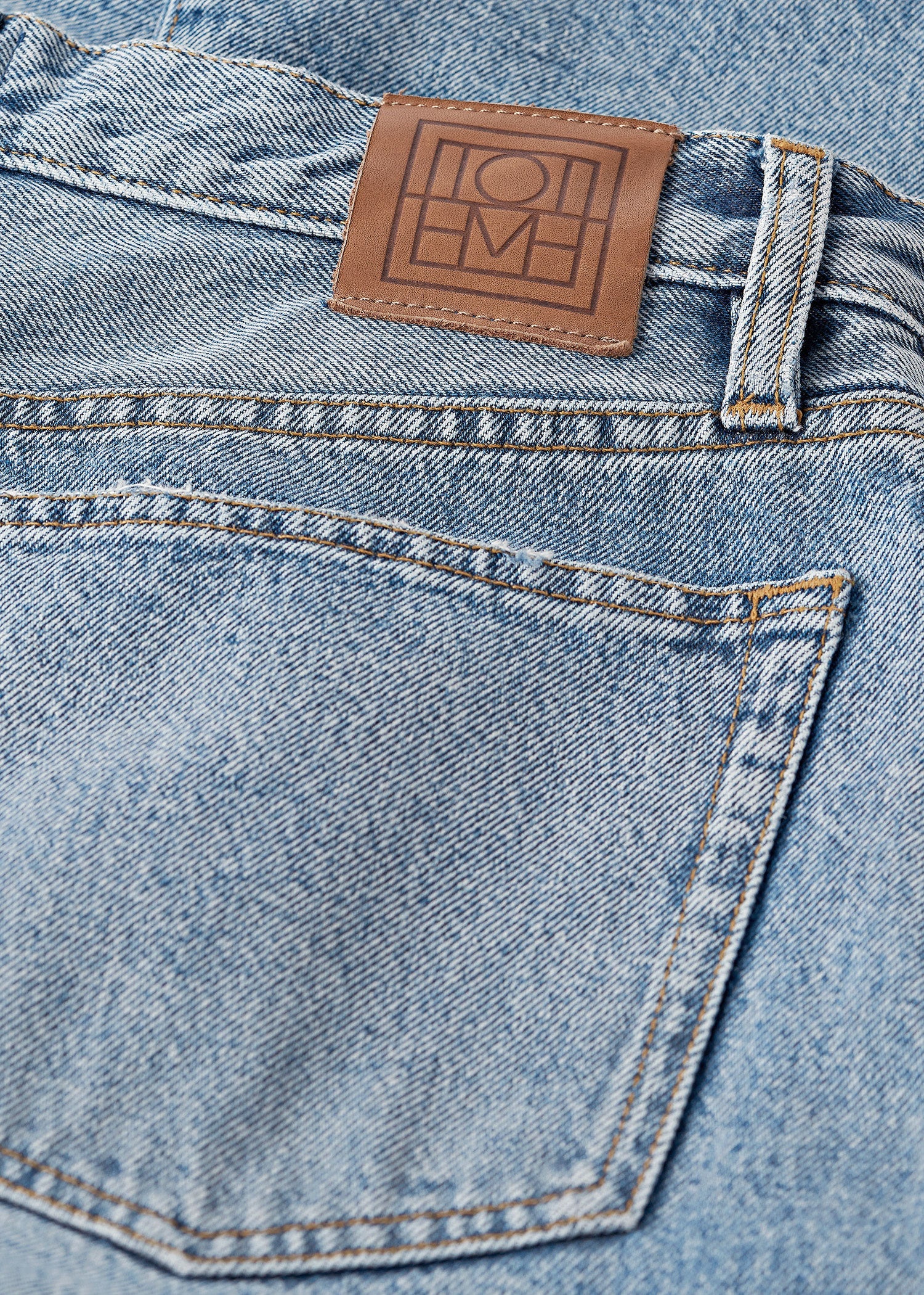 https://cdn.shopify.com/s/files/1/0480/1141/1607/files/TOTEME_PS23_DENIM_231-240-741_TWISTED_SEAM_WIDE_WORN_BLUE_4_GB_6a679066-0098-4250-9a5c-1a950aefb8f5.jpg?v=1723109398