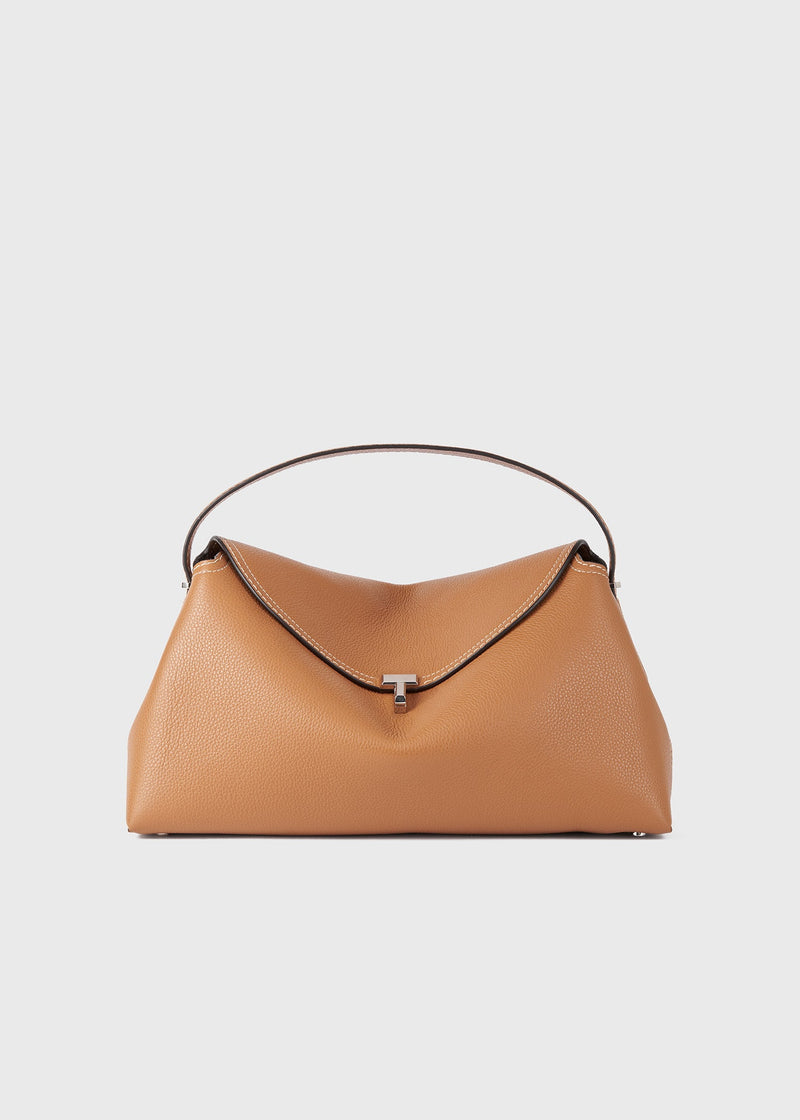 https://cdn.shopify.com/s/files/1/0452/1374/5316/files/TOTEME_SS23_BAGS_224-9103-613_T-LOCK_TOP_HANDLE_TAN_GRAINED_1_GB.jpg?v=1739206325