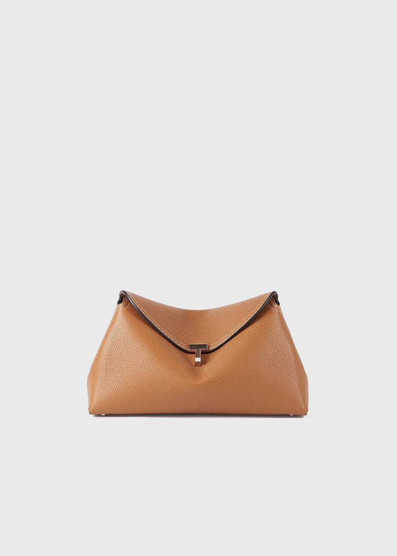 https://cdn.shopify.com/s/files/1/0452/1374/5316/files/TOTEME_SS23_BAGS_224-9104-613_T-LOCK_CLUTCH_TAN_GRAINED_1_GB.jpg?v=1739206429