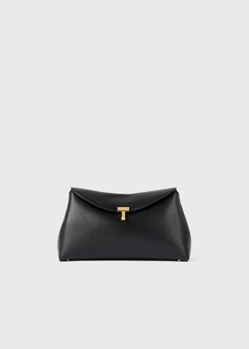 https://cdn.shopify.com/s/files/1/0452/1374/5316/files/TOTEME_SS23_BAGS_232-9104-612_T-LOCK_CLUTCH_SOLID_BLACK_1_GB_53f066c0-d6c1-4c4c-855b-daa6025d883a.jpg?v=1709890086