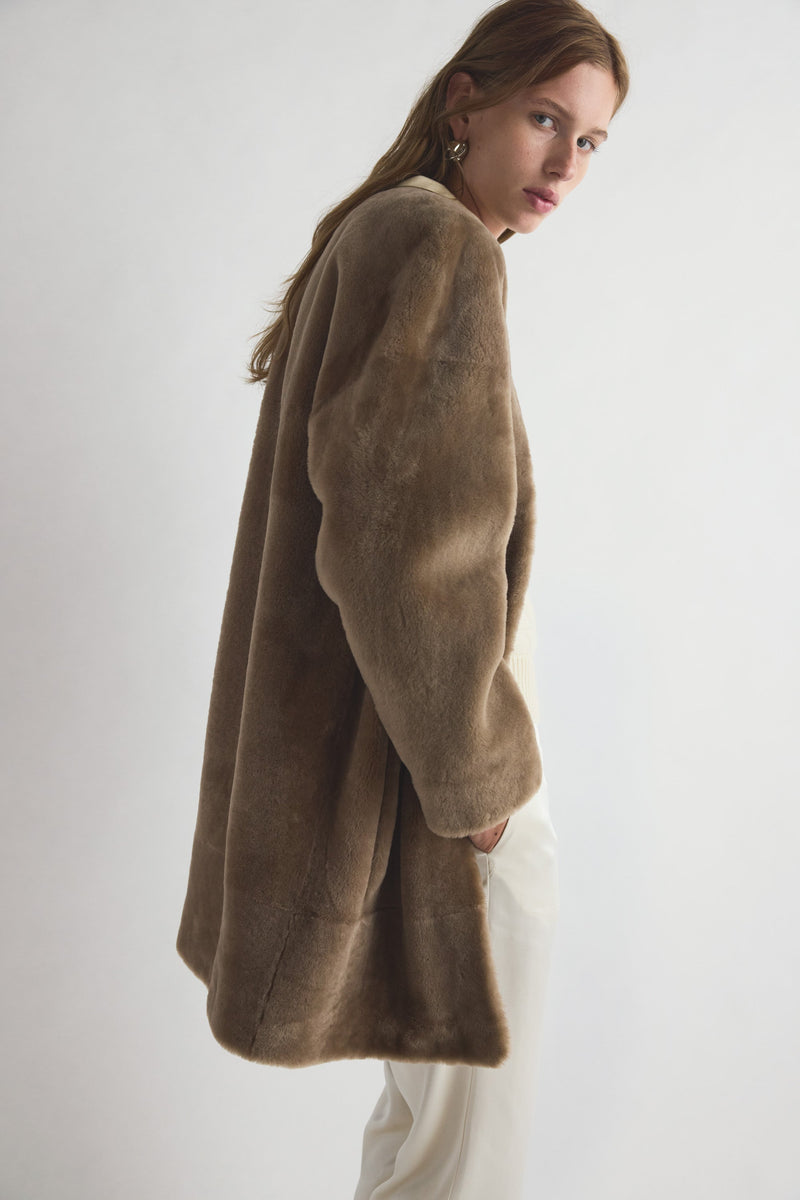 https://cdn.shopify.com/s/files/1/0155/8868/7920/files/TOVE_ECOME_Roisin_Shearling_Coat_Beige_2.jpg?v=1758232575