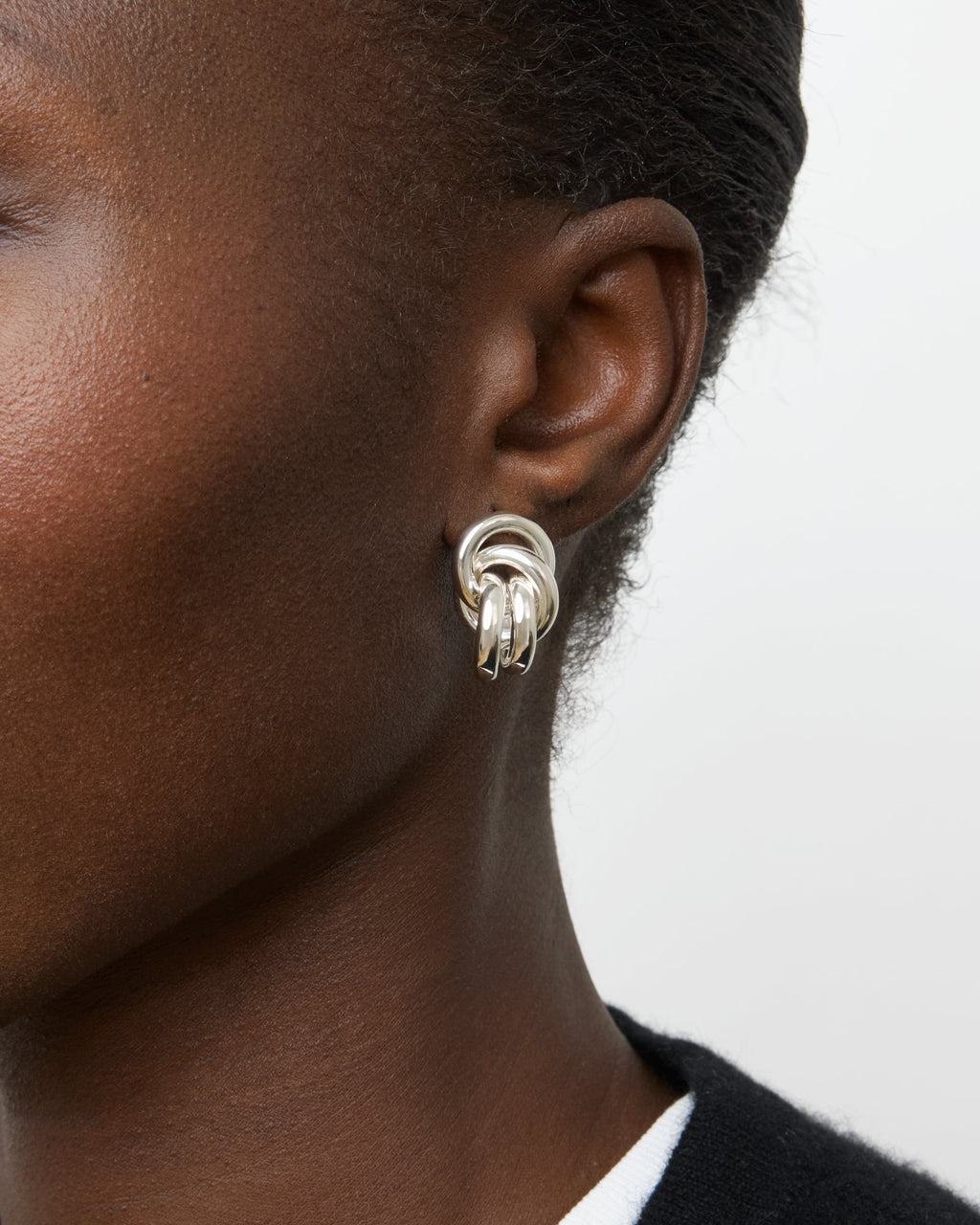 https://cdn.shopify.com/s/files/1/0592/5945/3598/files/Vera_silver_2.jpg?v=1748260774