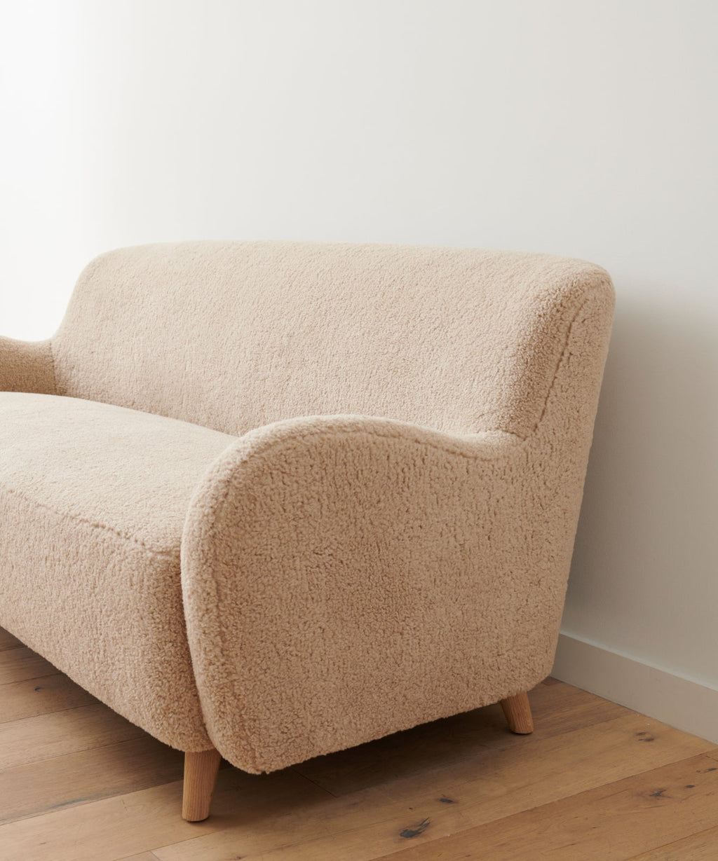 https://cdn.shopify.com/s/files/1/0565/1234/8333/files/aspen-sofa-oatmeal-sherpa-2.jpg?v=1761261272