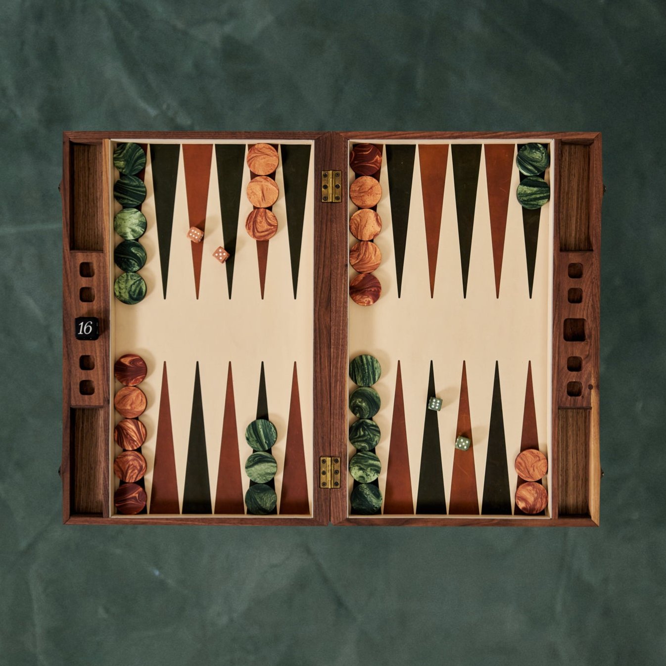 https://cdn.shopify.com/s/files/1/0593/2217/1565/files/backgammon-board-leather.jpg?v=1730765876
