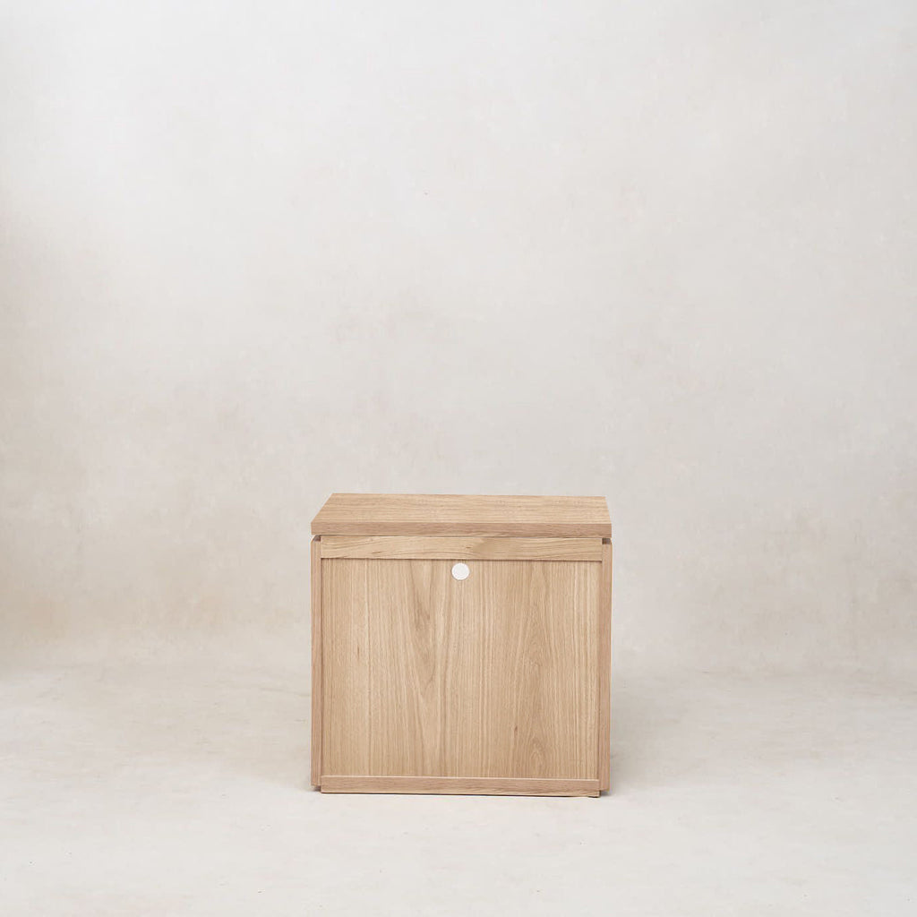 https://cdn.shopify.com/s/files/1/0593/2217/1565/files/bedside-table-with-drawer-3.jpg?v=1744390632