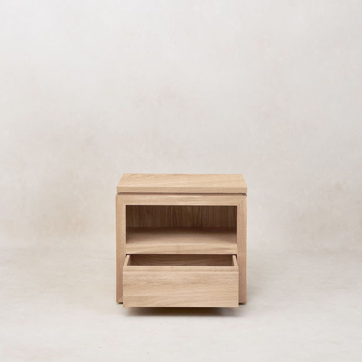 https://cdn.shopify.com/s/files/1/0593/2217/1565/files/bedside-table-with-drawer-4.jpg?v=1744390639