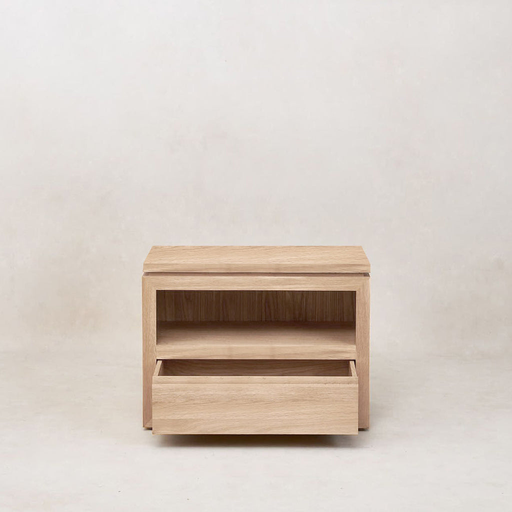 https://cdn.shopify.com/s/files/1/0593/2217/1565/files/bedside-table-with-drawer-wide.jpg?v=1744390652