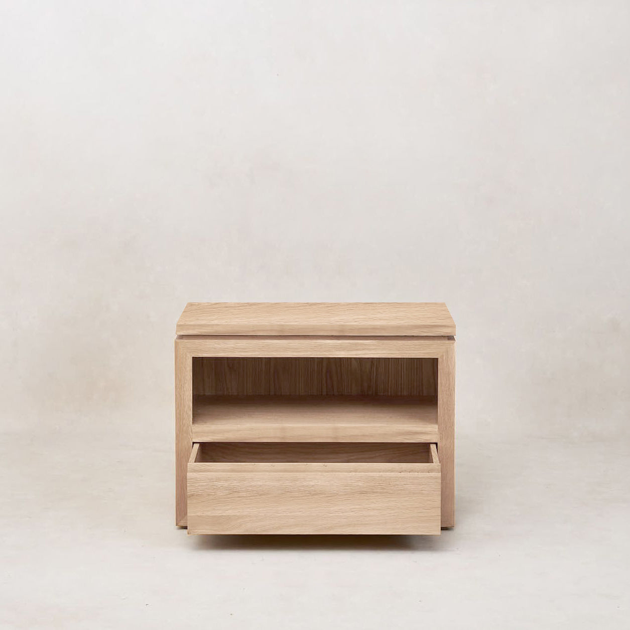 https://cdn.shopify.com/s/files/1/0593/2217/1565/files/bedside-table-with-drawer-wide.jpg?v=1744390652