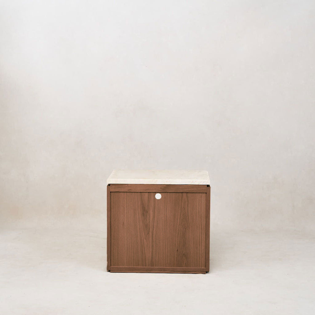 https://cdn.shopify.com/s/files/1/0593/2217/1565/files/bedside-table-wood.jpg?v=1743205677