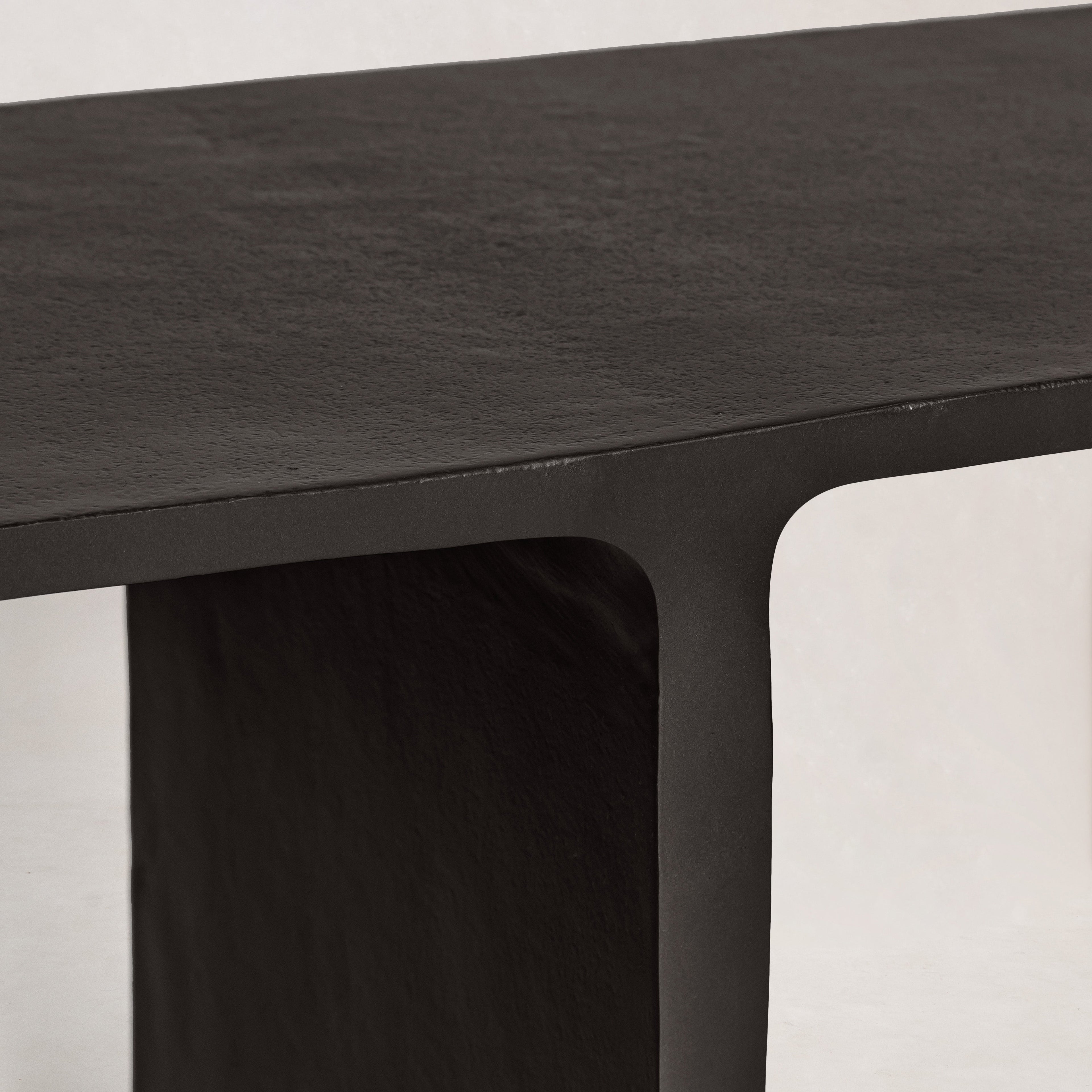 https://cdn.shopify.com/s/files/1/0593/2217/1565/files/black-bench.jpg?v=1764097388
