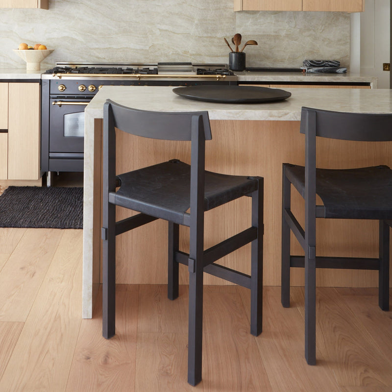 https://cdn.shopify.com/s/files/1/0593/2217/1565/files/black-counter-stool-leather-seat.jpg?v=1738263039