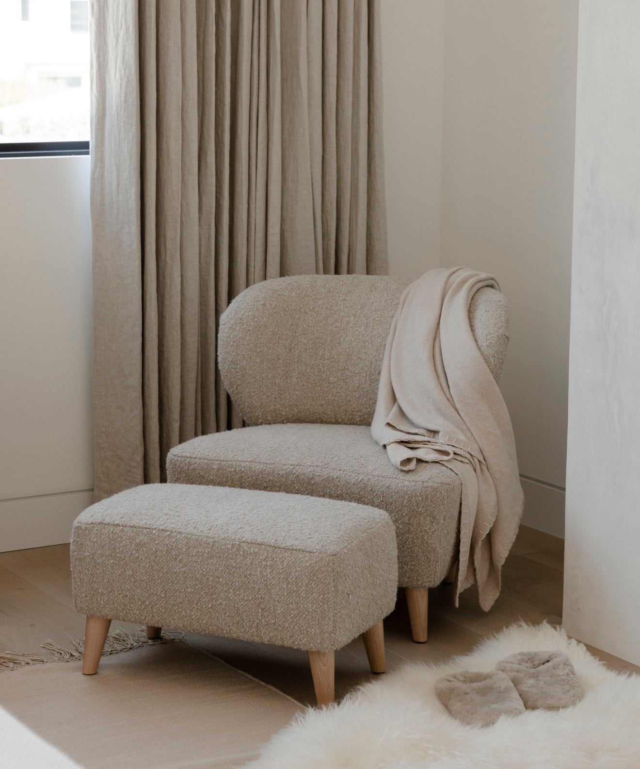 https://cdn.shopify.com/s/files/1/0565/1234/8333/files/brentwood-chair-natural-wool-boucle-2.jpg?v=1708022417