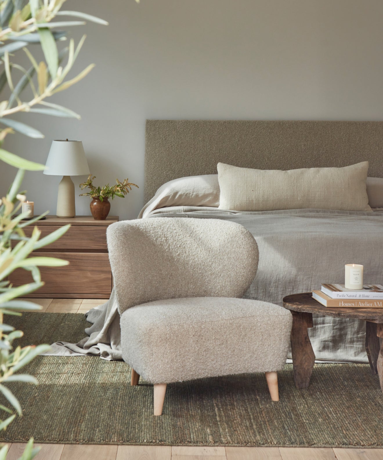 https://cdn.shopify.com/s/files/1/0565/1234/8333/files/brentwood-chair-natural-wool-boucle-3.jpg?v=1708022428