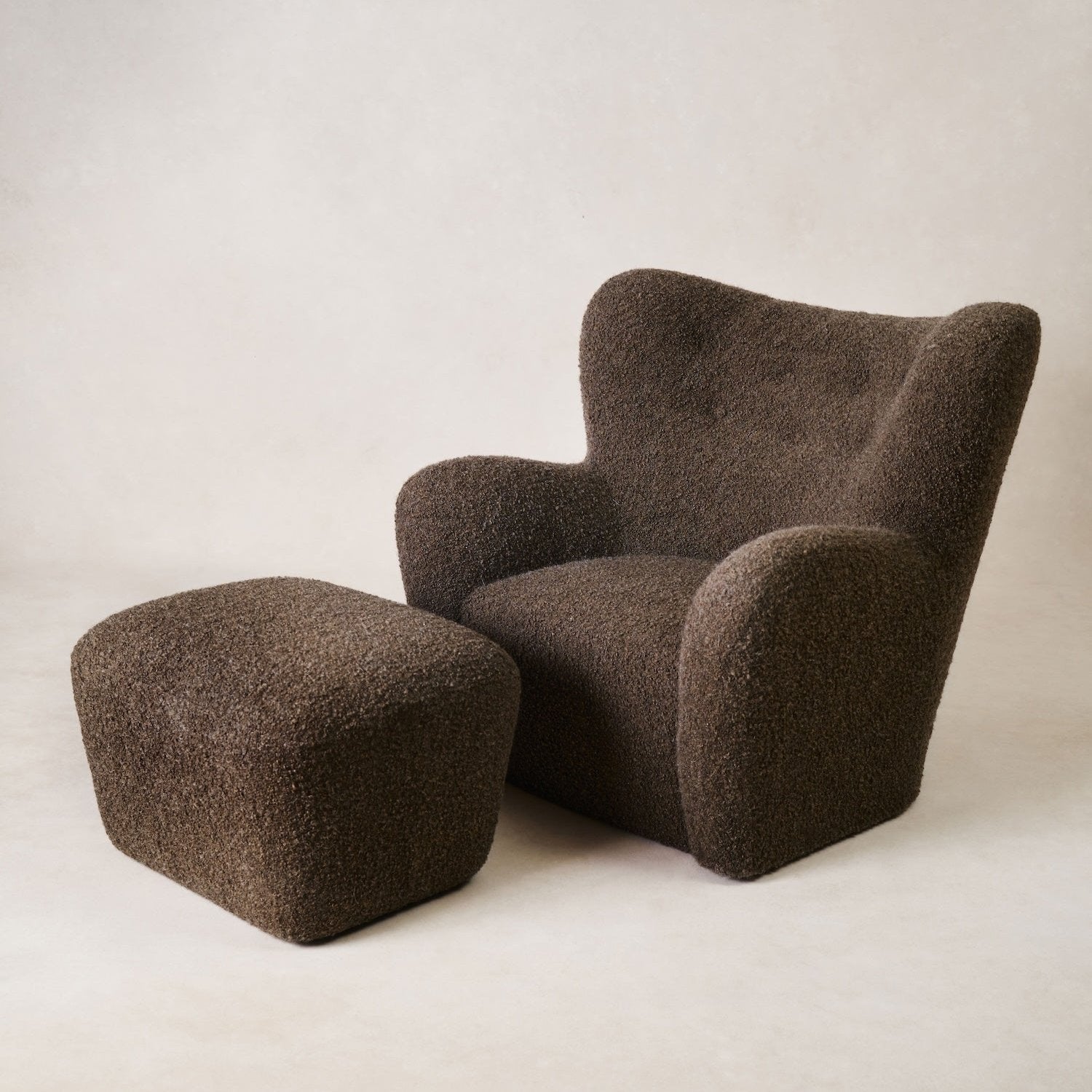 https://cdn.shopify.com/s/files/1/0593/2217/1565/files/brown-boucle-ottoman-chair.jpg?v=1730309915