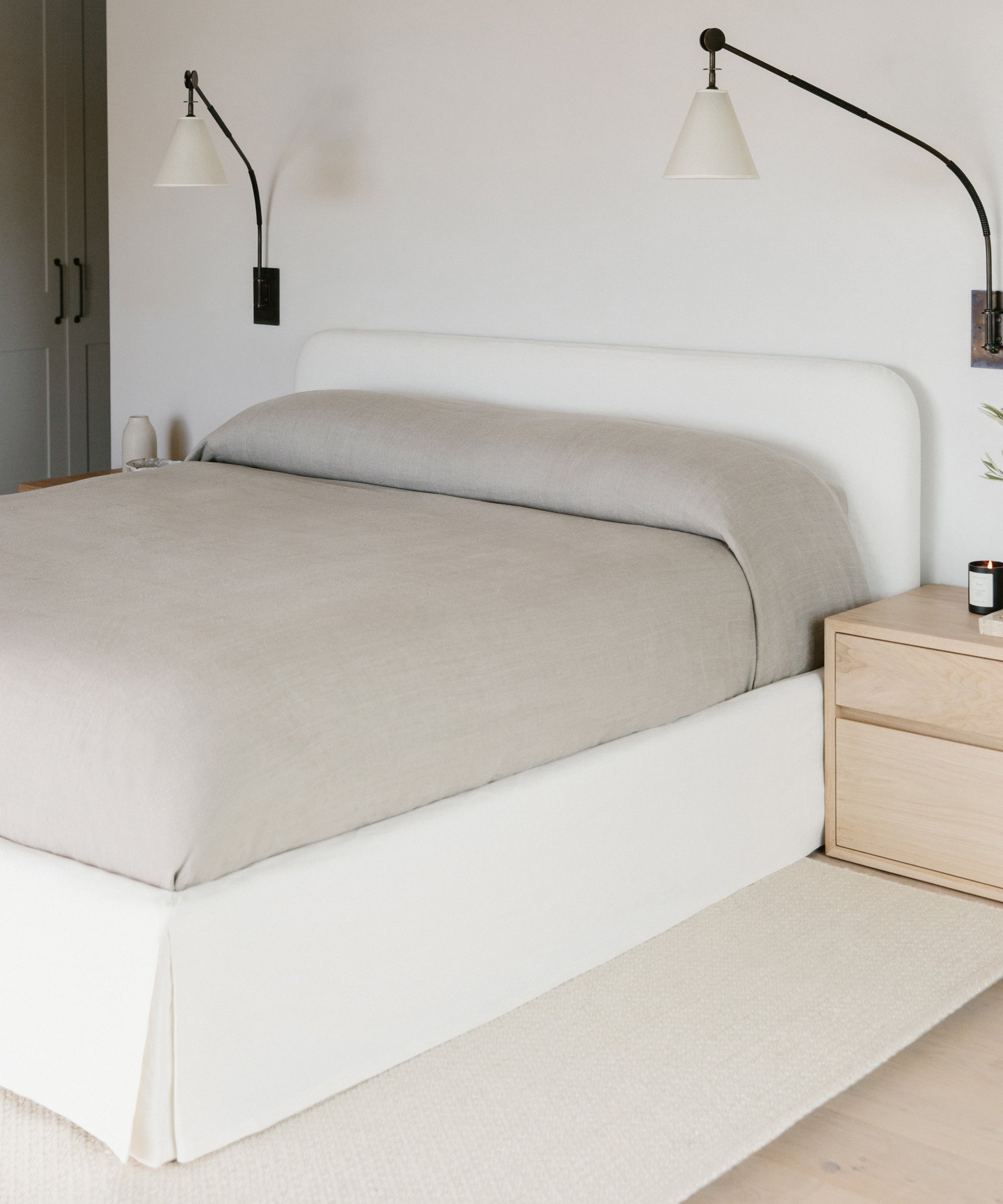 https://cdn.shopify.com/s/files/1/0565/1234/8333/products/cove-bed-ivory-linen-3.jpg?v=1670431766