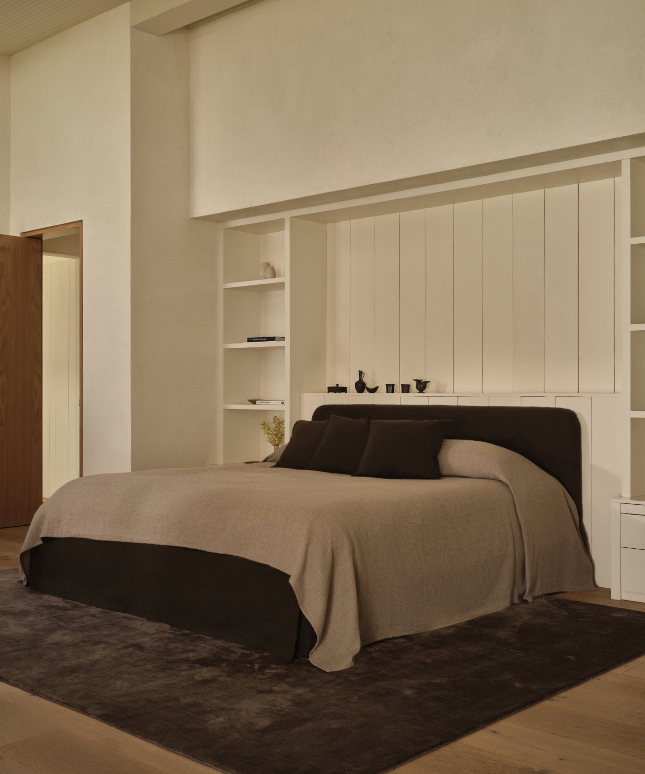 https://cdn.shopify.com/s/files/1/0565/1234/8333/files/cove-bed-jet-linen.jpg?v=1748974484