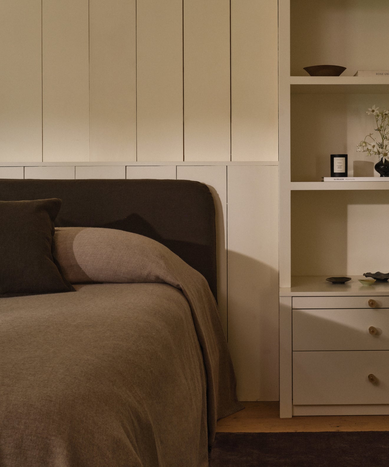 https://cdn.shopify.com/s/files/1/0565/1234/8333/files/cove-bed-jet-linen_1.jpg?v=1748974484