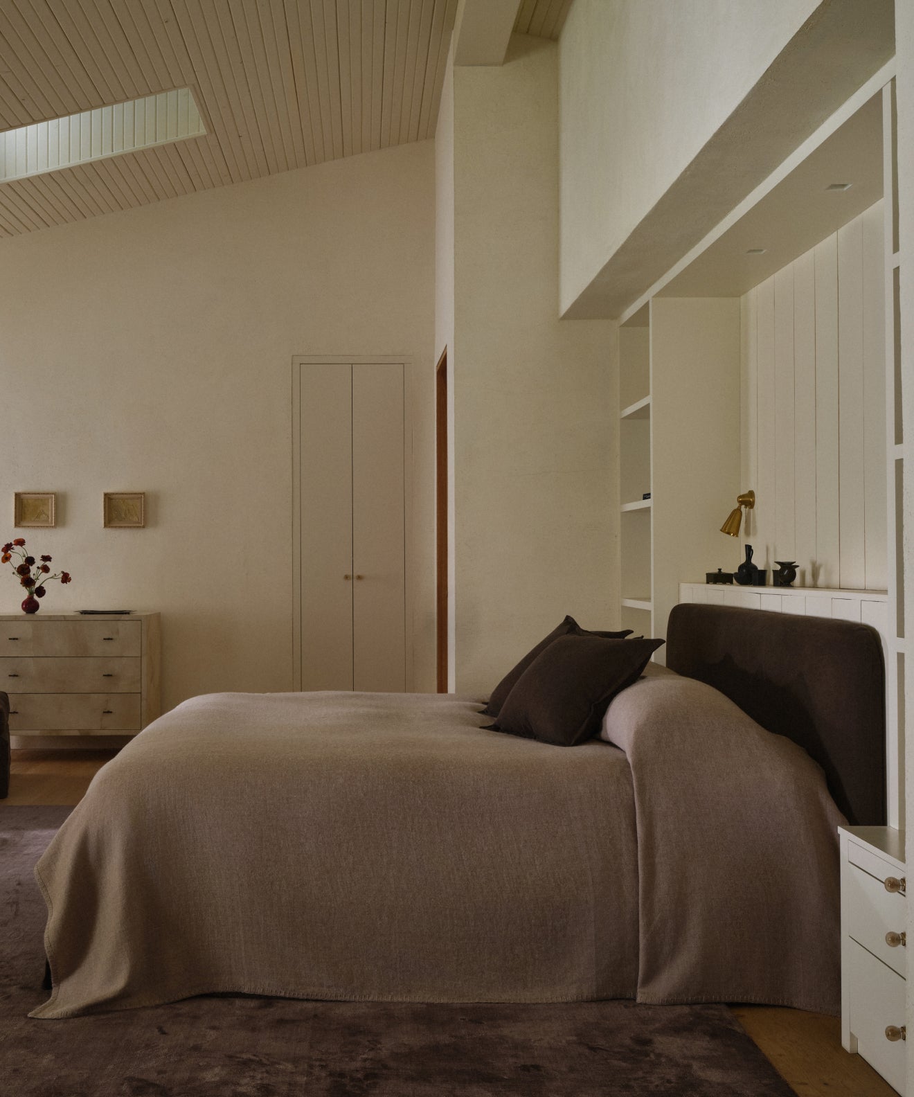 https://cdn.shopify.com/s/files/1/0565/1234/8333/files/cove-bed-jet-linen_4.jpg?v=1748974484