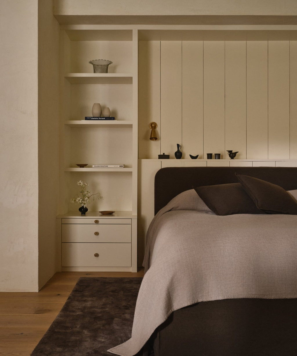 https://cdn.shopify.com/s/files/1/0565/1234/8333/files/cove-bed-jet-linen_6.jpg?v=1748974484