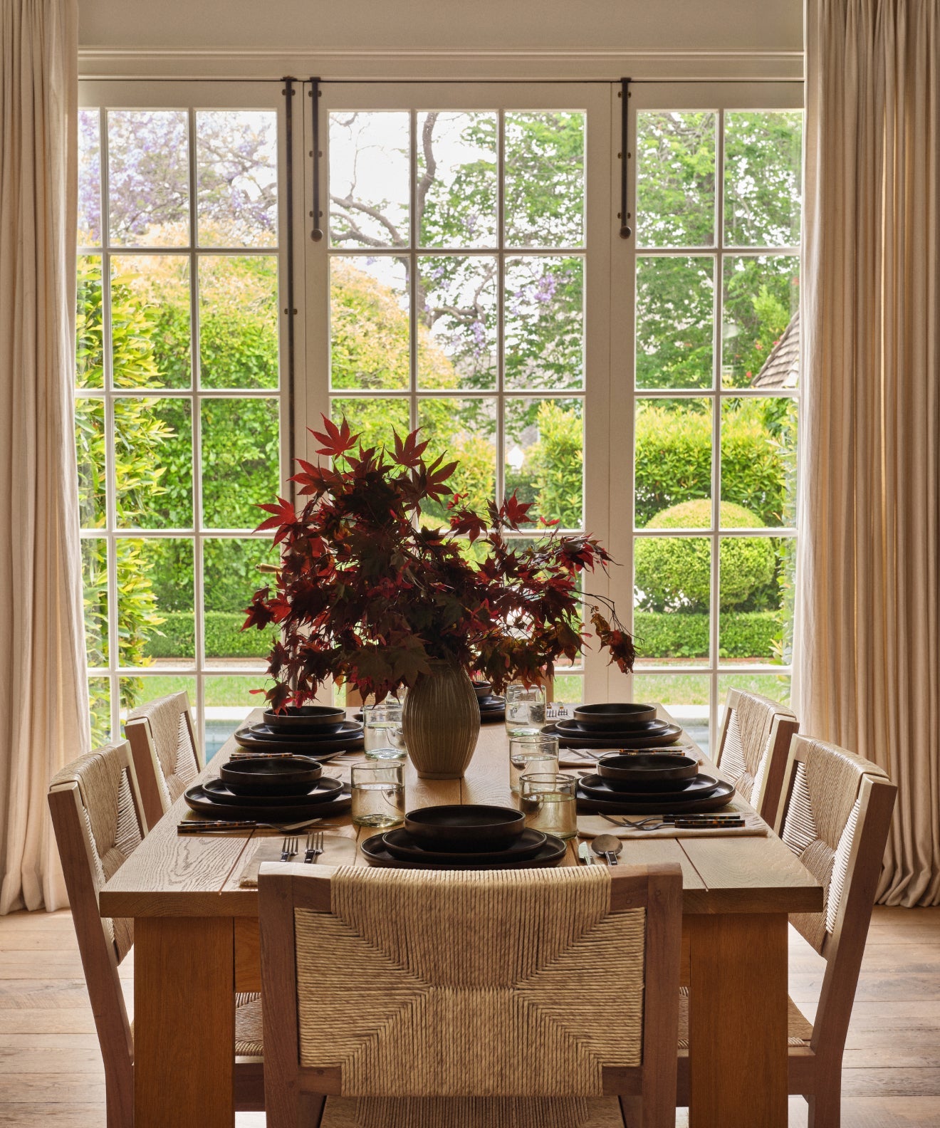 https://cdn.shopify.com/s/files/1/0565/1234/8333/files/dining-table-oak-2.jpg?v=1760555014