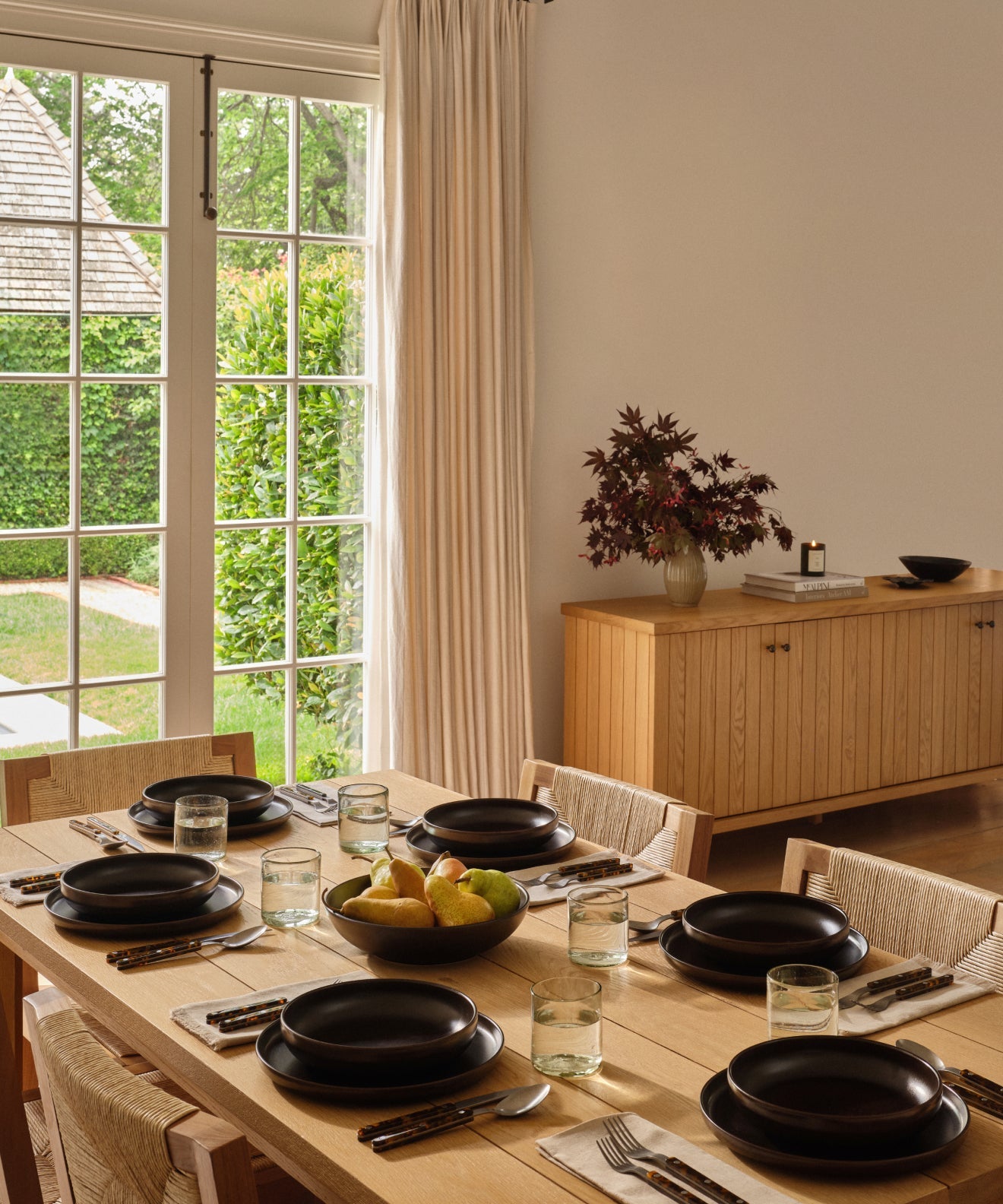 https://cdn.shopify.com/s/files/1/0565/1234/8333/files/dining-table-oak-3.jpg?v=1760554991