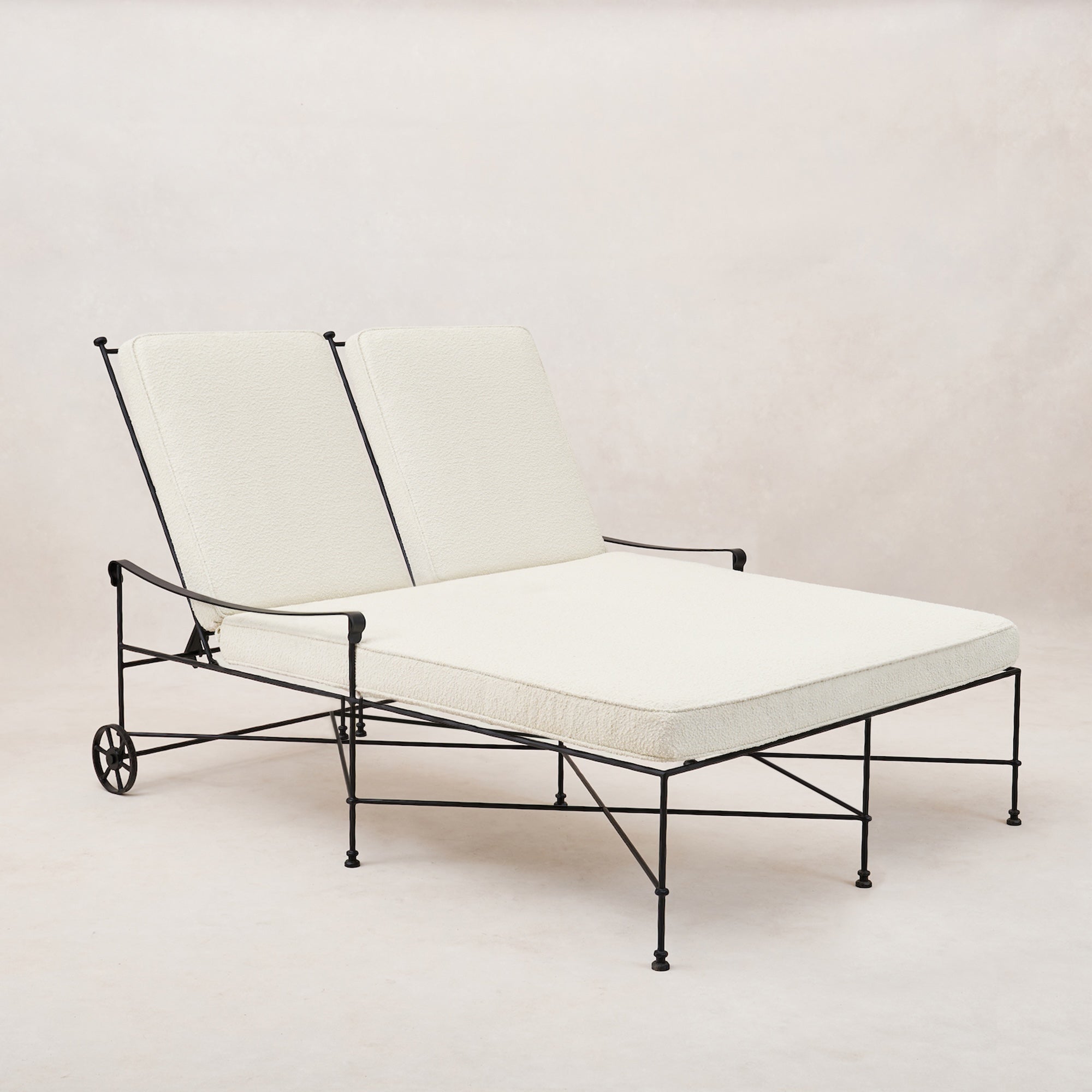 https://cdn.shopify.com/s/files/1/0593/2217/1565/files/double-chaise-lounge-house-of-leon-boucle.jpg?v=1721264567