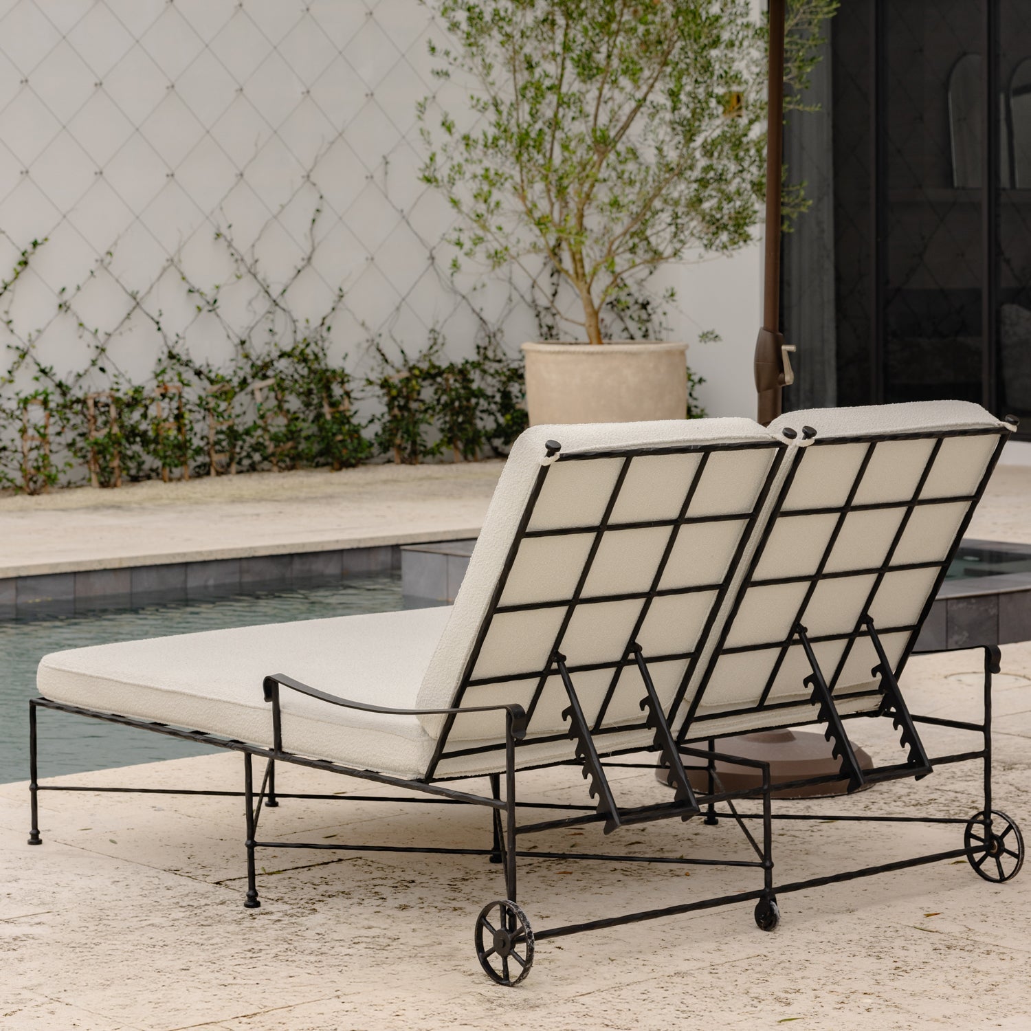 https://cdn.shopify.com/s/files/1/0593/2217/1565/files/double-chaise-lounge.jpg?v=1737041318