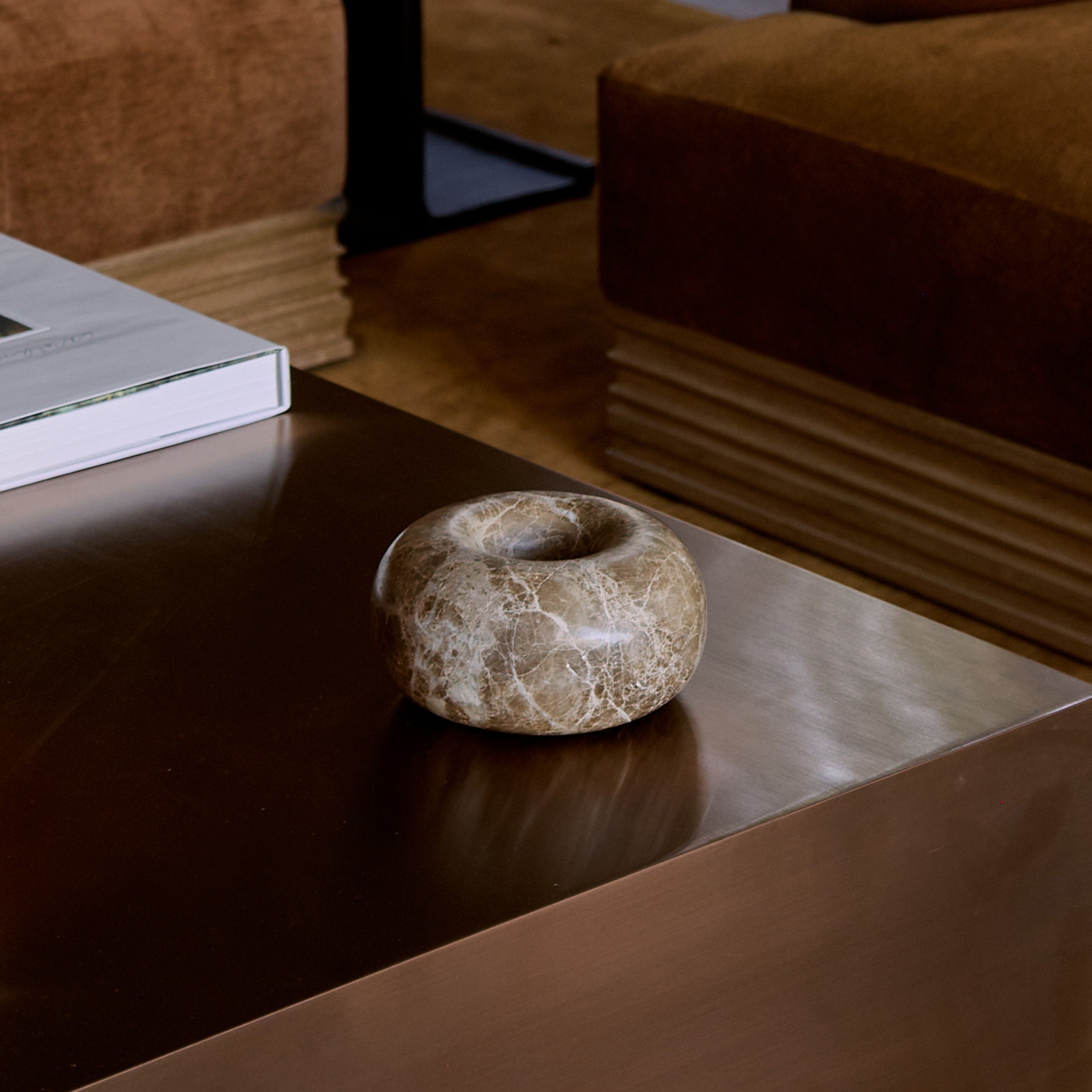 https://cdn.shopify.com/s/files/1/0593/2217/1565/files/emperador-donut-bowl.jpg?v=1752787529