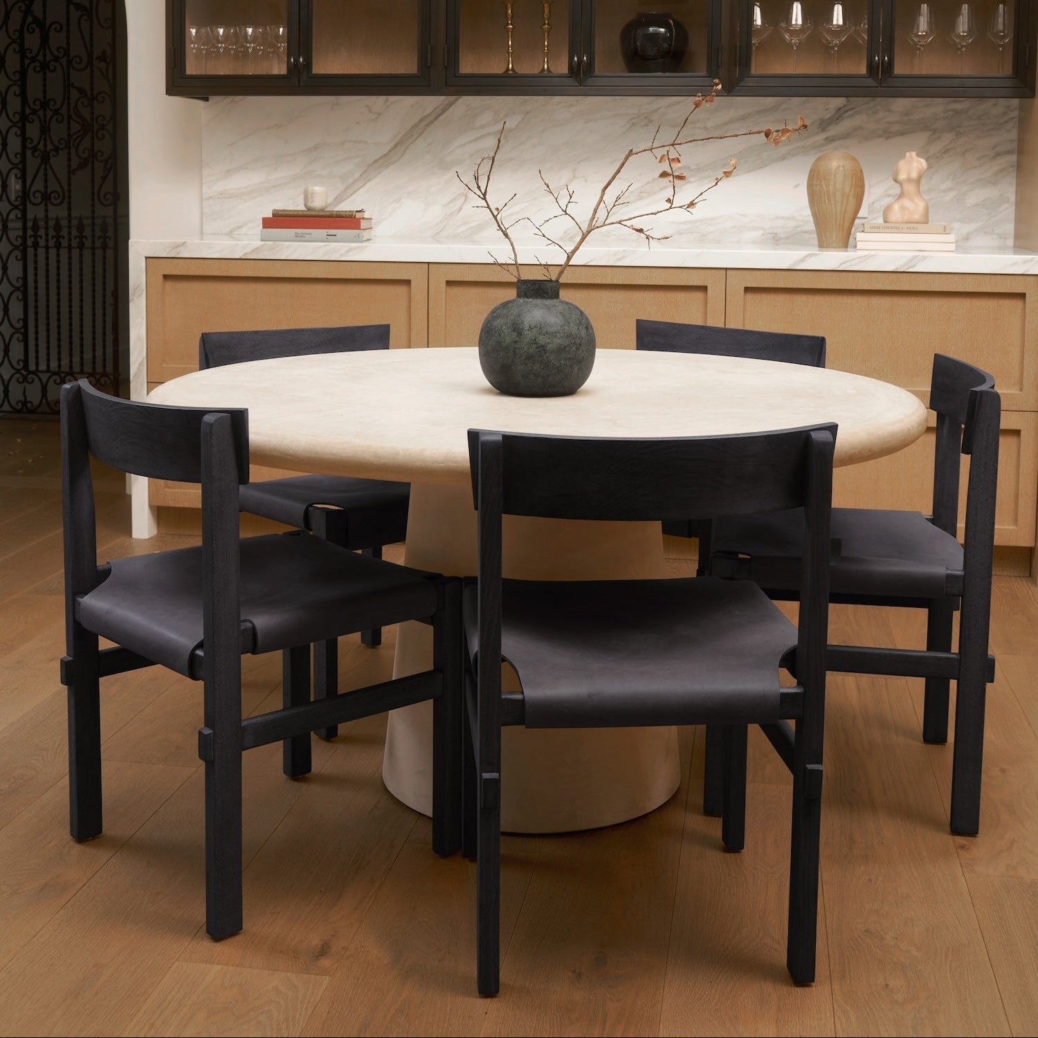 https://cdn.shopify.com/s/files/1/0593/2217/1565/files/house-of-leon-dining-chair-black.jpg?v=1738263032