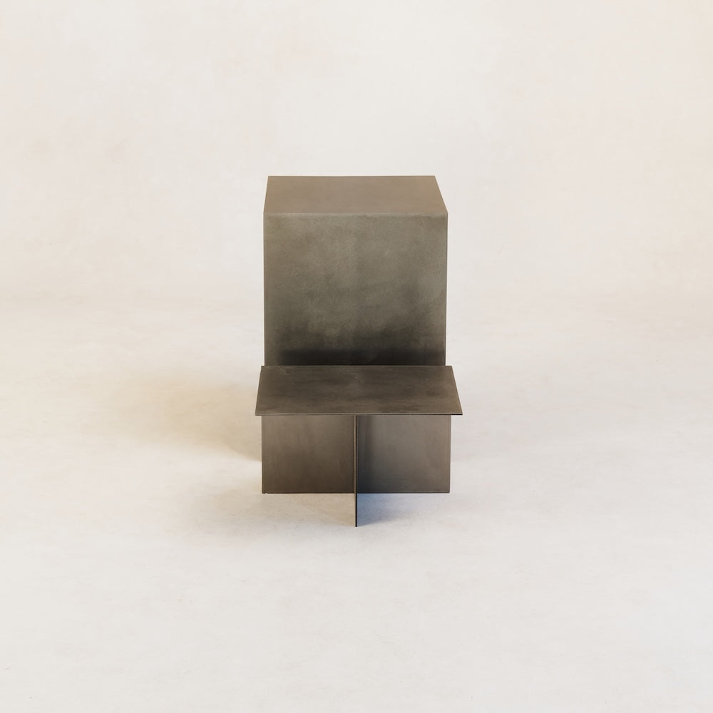 https://cdn.shopify.com/s/files/1/0593/2217/1565/files/house-of-leon-modern-stainless-steel-side-table-1.jpg?v=1740501980