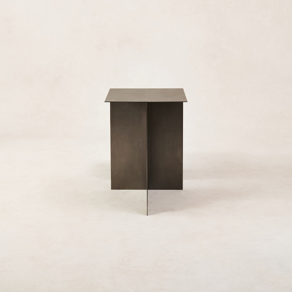 https://cdn.shopify.com/s/files/1/0593/2217/1565/files/house-of-leon-modern-stainless-steel-side-table-5.jpg?v=1740501980