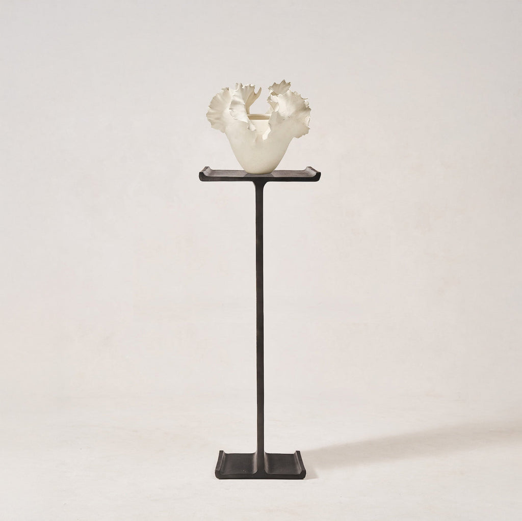 https://cdn.shopify.com/s/files/1/0593/2217/1565/files/i-beam-pedestal-house-of-leon-with-sculpture.jpg?v=1762987423