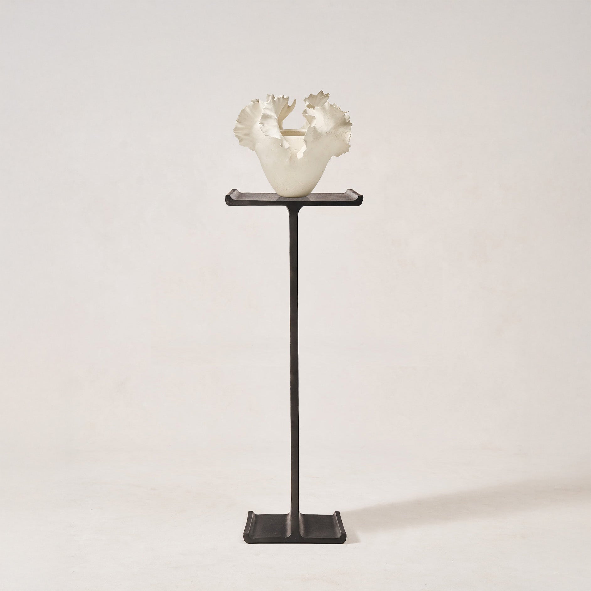 https://cdn.shopify.com/s/files/1/0593/2217/1565/files/i-beam-pedestal-house-of-leon-with-sculpture.jpg?v=1762987423
