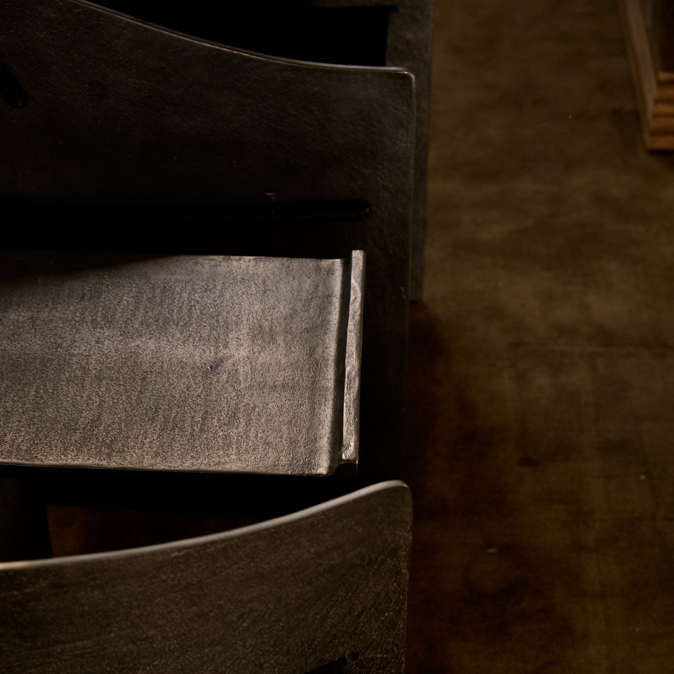 https://cdn.shopify.com/s/files/1/0593/2217/1565/files/iron-side-table-iron.jpg?v=1747321297