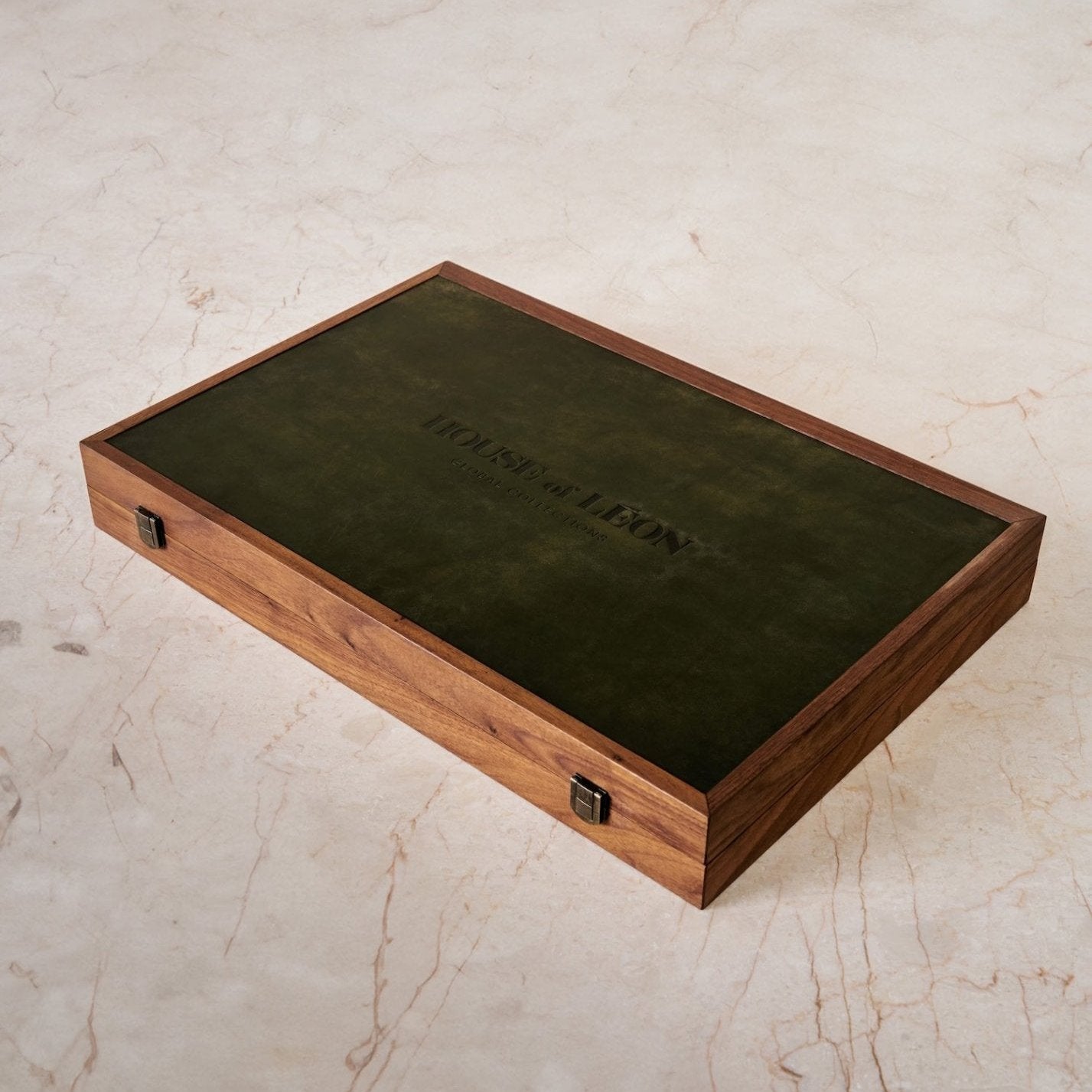 https://cdn.shopify.com/s/files/1/0593/2217/1565/files/leather-backgammon-board.jpg?v=1729618765