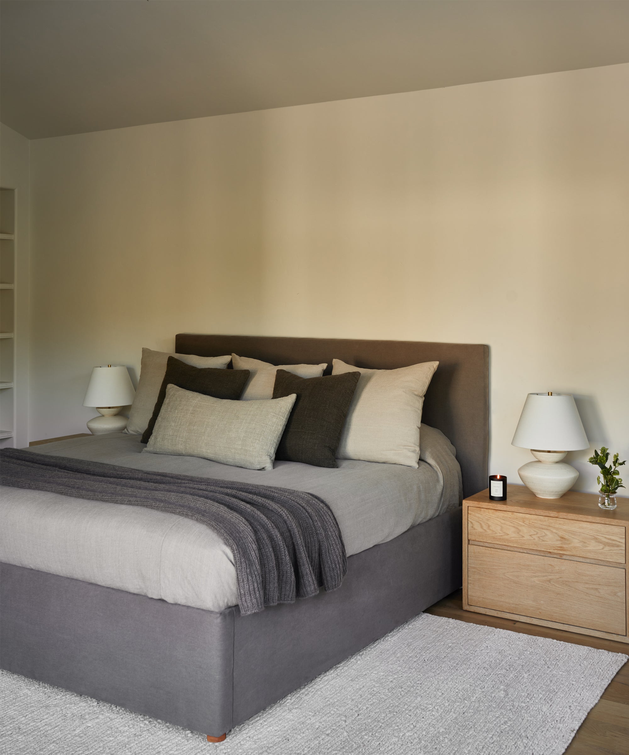 https://cdn.shopify.com/s/files/1/0565/1234/8333/files/linen-pacific-bed-charcoal-2.jpg?v=1692074133