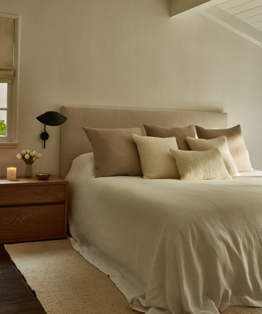 https://cdn.shopify.com/s/files/1/0565/1234/8333/files/linen-pacific-bed-natural-2.jpg?v=1692074020