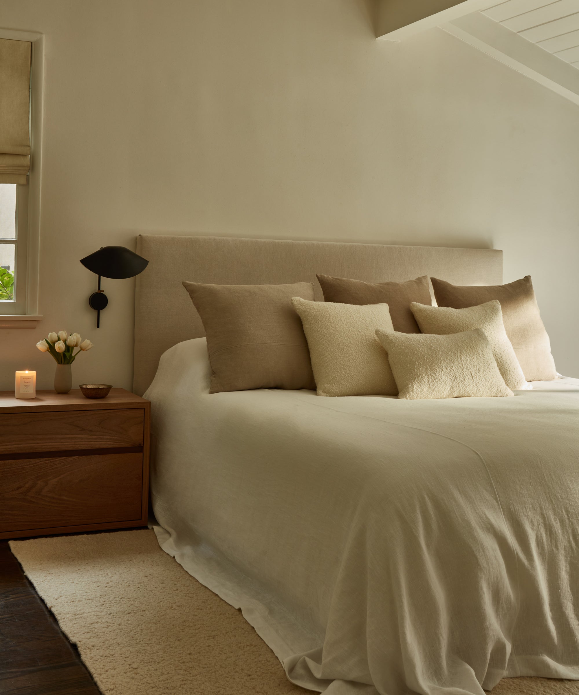 https://cdn.shopify.com/s/files/1/0565/1234/8333/files/linen-pacific-bed-natural-2.jpg?v=1692074020