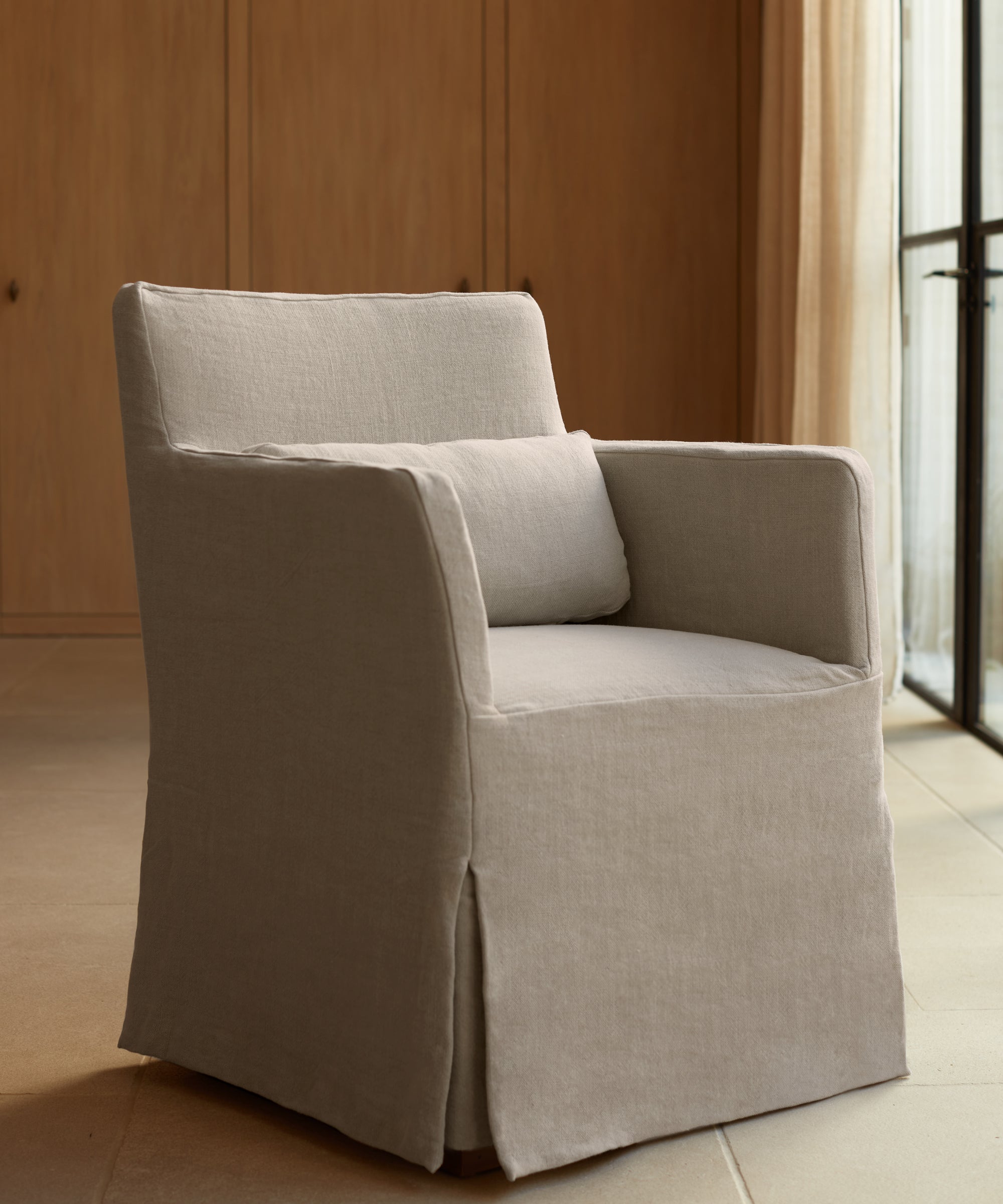 https://cdn.shopify.com/s/files/1/0565/1234/8333/products/linen-sunset-dining-arm-chair-taupe-05.jpg?v=1678144530