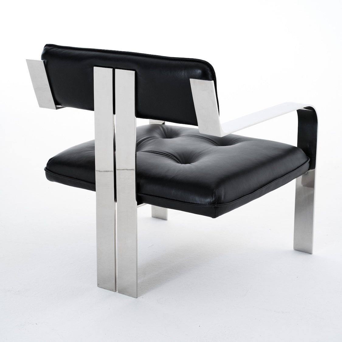 https://cdn.shopify.com/s/files/1/0593/2217/1565/files/metal-black-leather-chair-collectible.jpg?v=1746634622