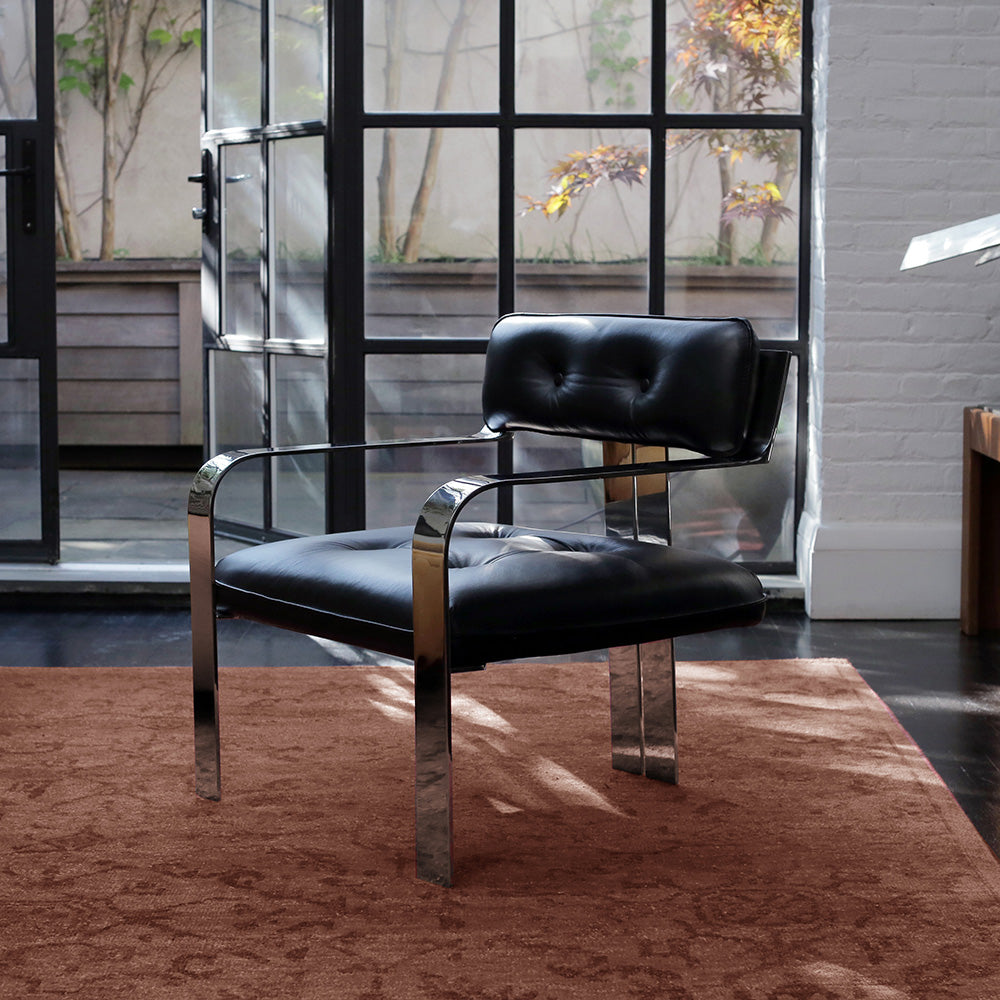 https://cdn.shopify.com/s/files/1/0593/2217/1565/files/metal-black-leather-chair-house-of-leon-lifestyle.jpg?v=1740443615