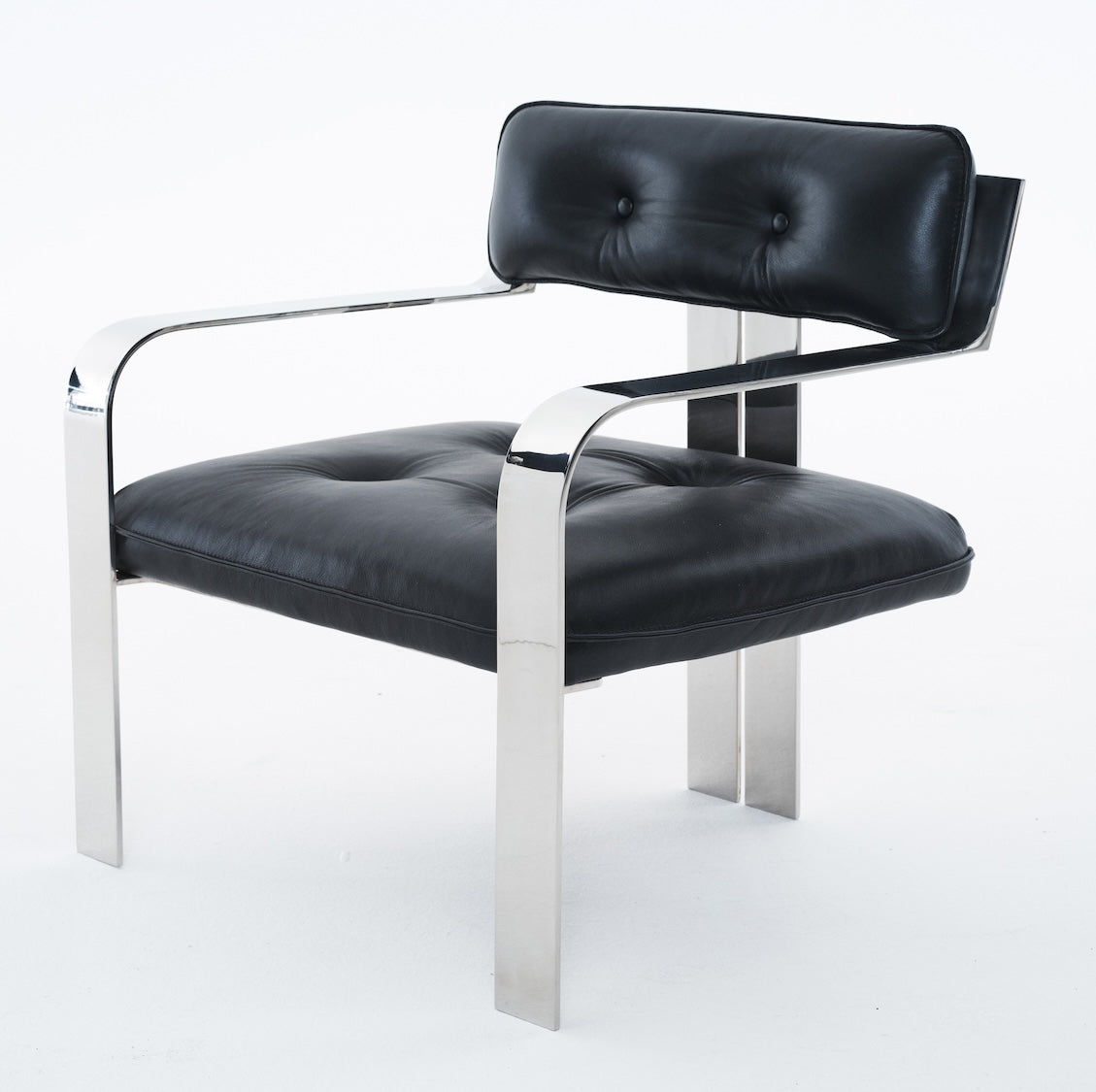 https://cdn.shopify.com/s/files/1/0593/2217/1565/files/metal-black-leather-chair-house-of-leon.jpg?v=1745624172