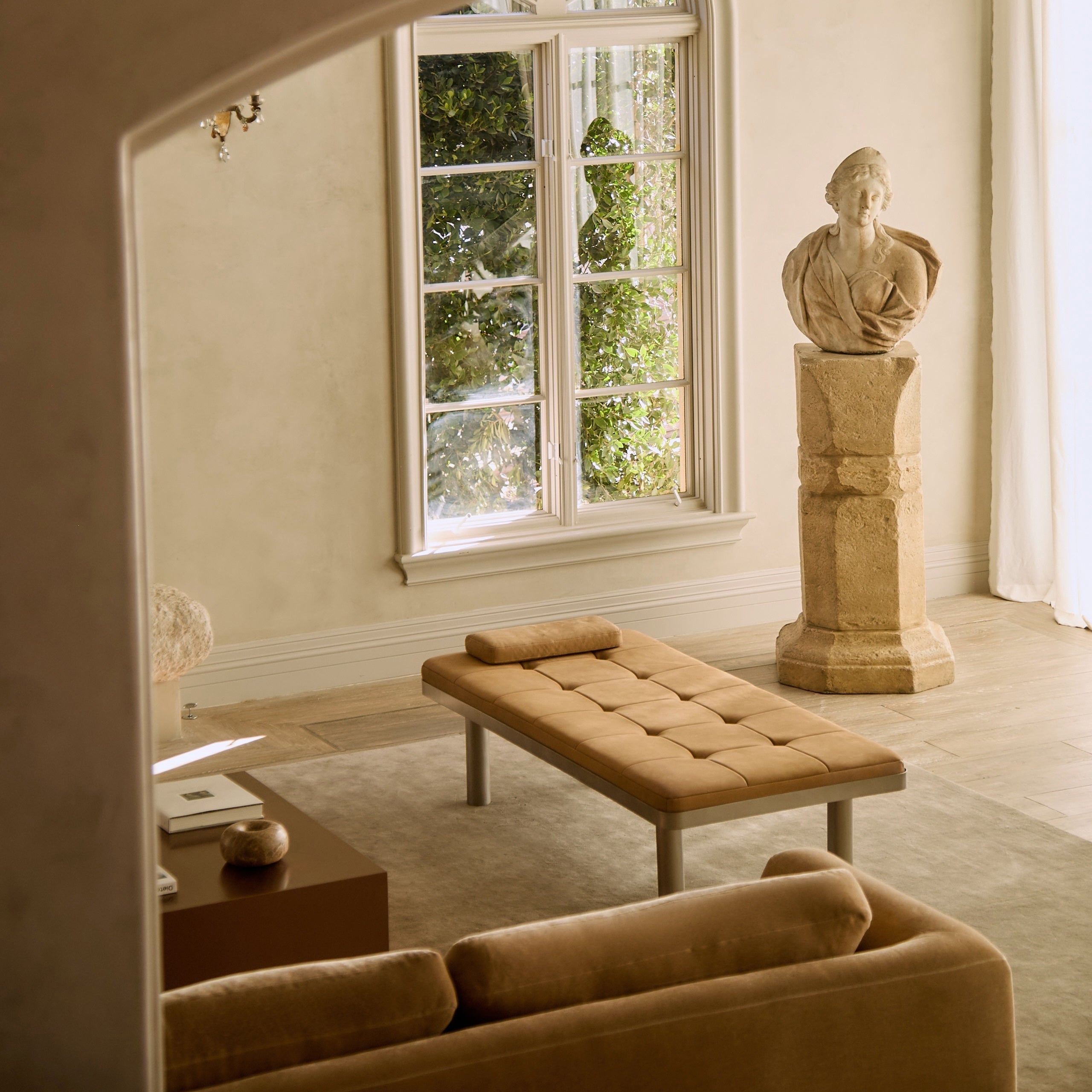 https://cdn.shopify.com/s/files/1/0593/2217/1565/files/milan-daybed-camel-nubuck.jpg?v=1740454386