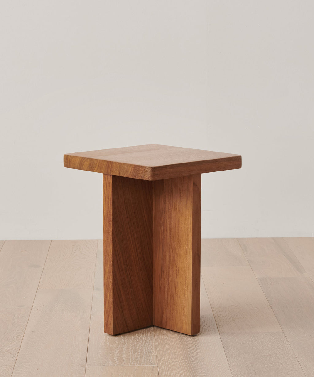 https://cdn.shopify.com/s/files/1/0565/1234/8333/files/oak-outdoor-low-marin-side-table-1.jpg?v=1762183050
