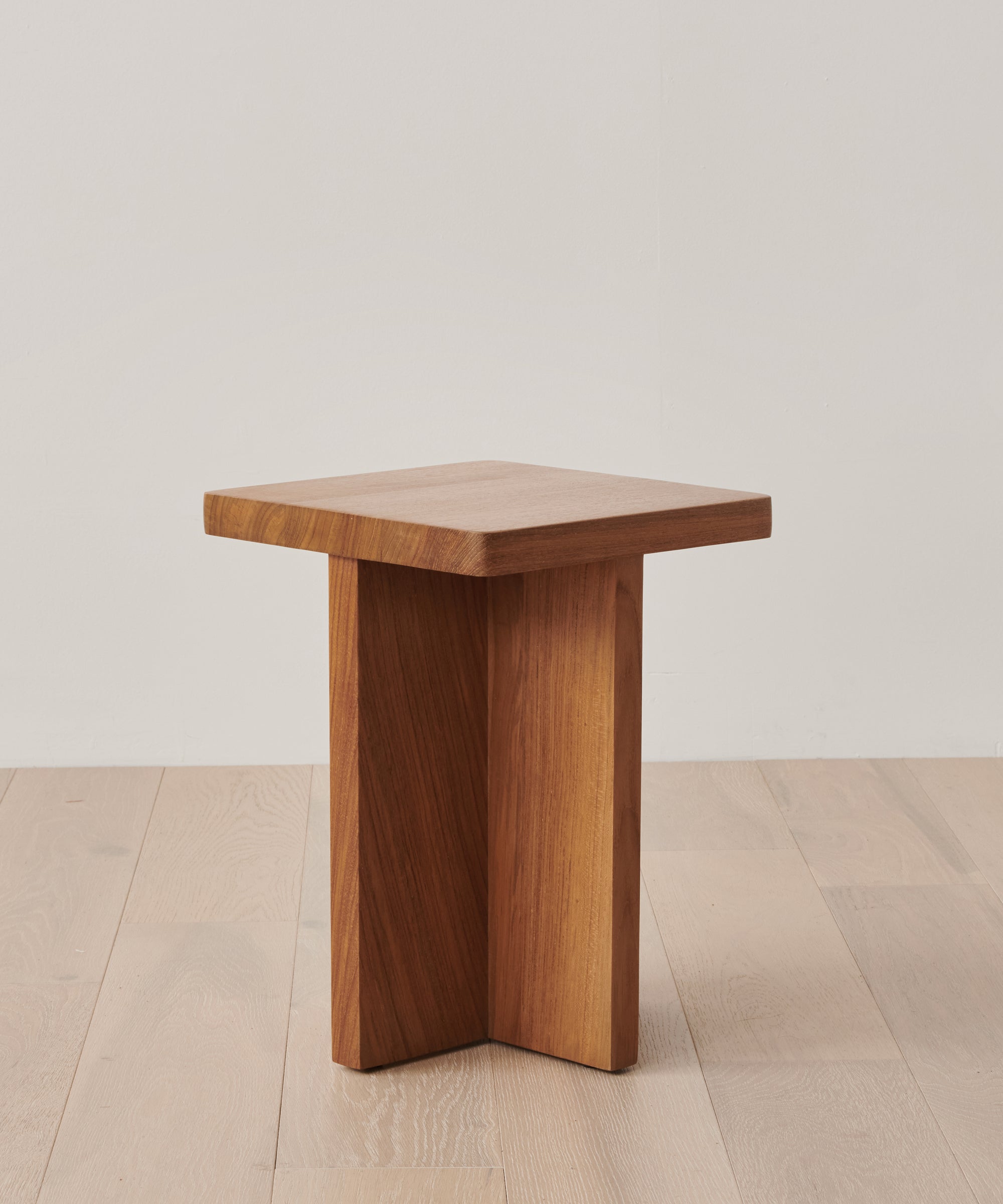 https://cdn.shopify.com/s/files/1/0565/1234/8333/files/oak-outdoor-low-marin-side-table-1.jpg?v=1762183050