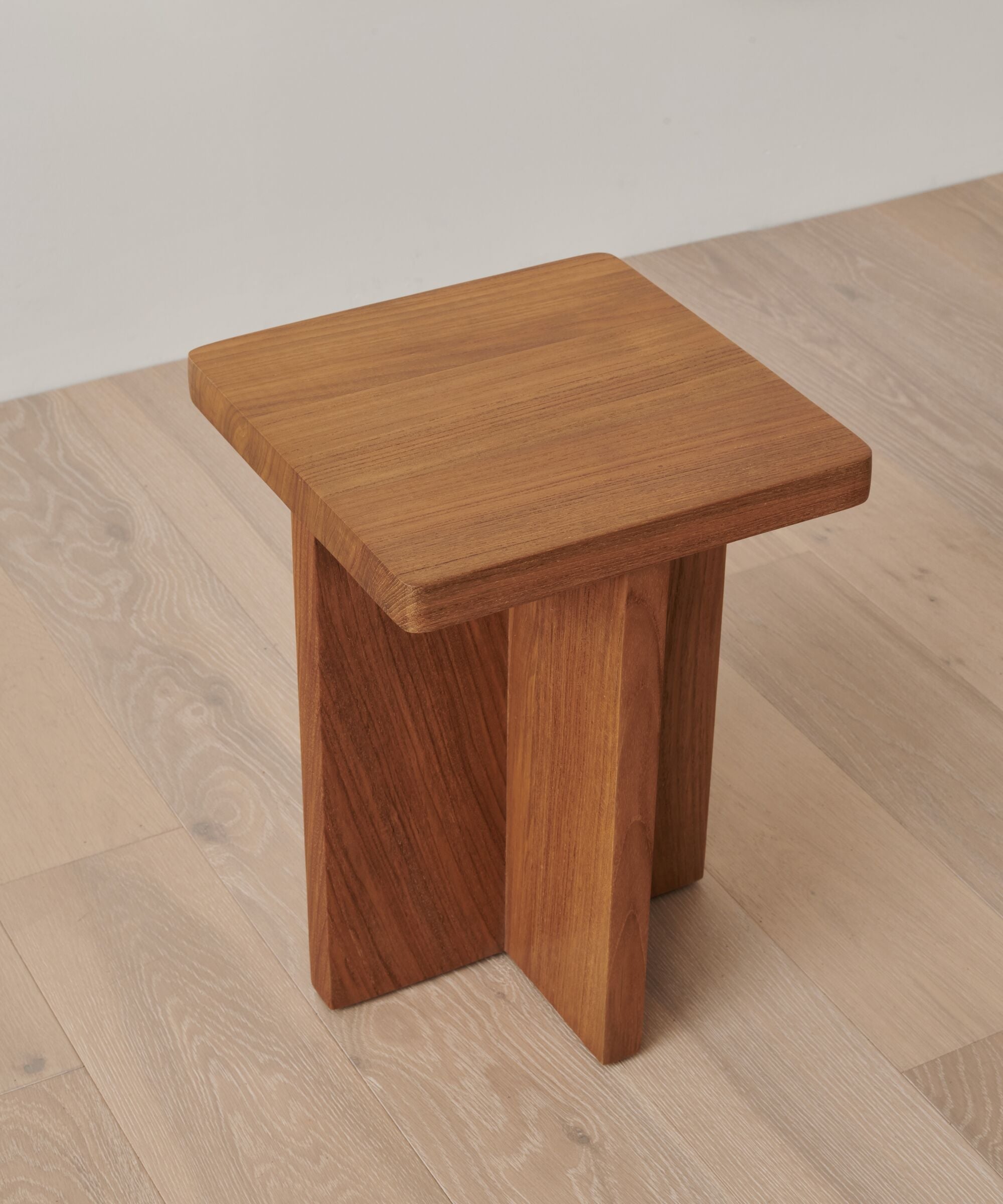https://cdn.shopify.com/s/files/1/0565/1234/8333/files/oak-outdoor-low-marin-side-table-2.jpg?v=1682461633