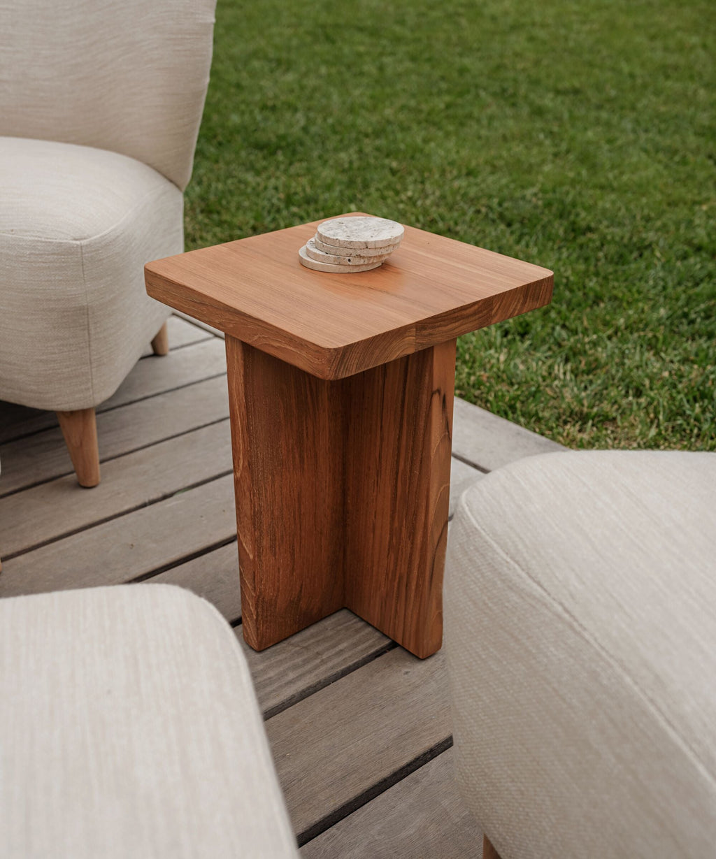 https://cdn.shopify.com/s/files/1/0565/1234/8333/files/oak-outdoor-low-marin-side-table-3.jpg?v=1682461633