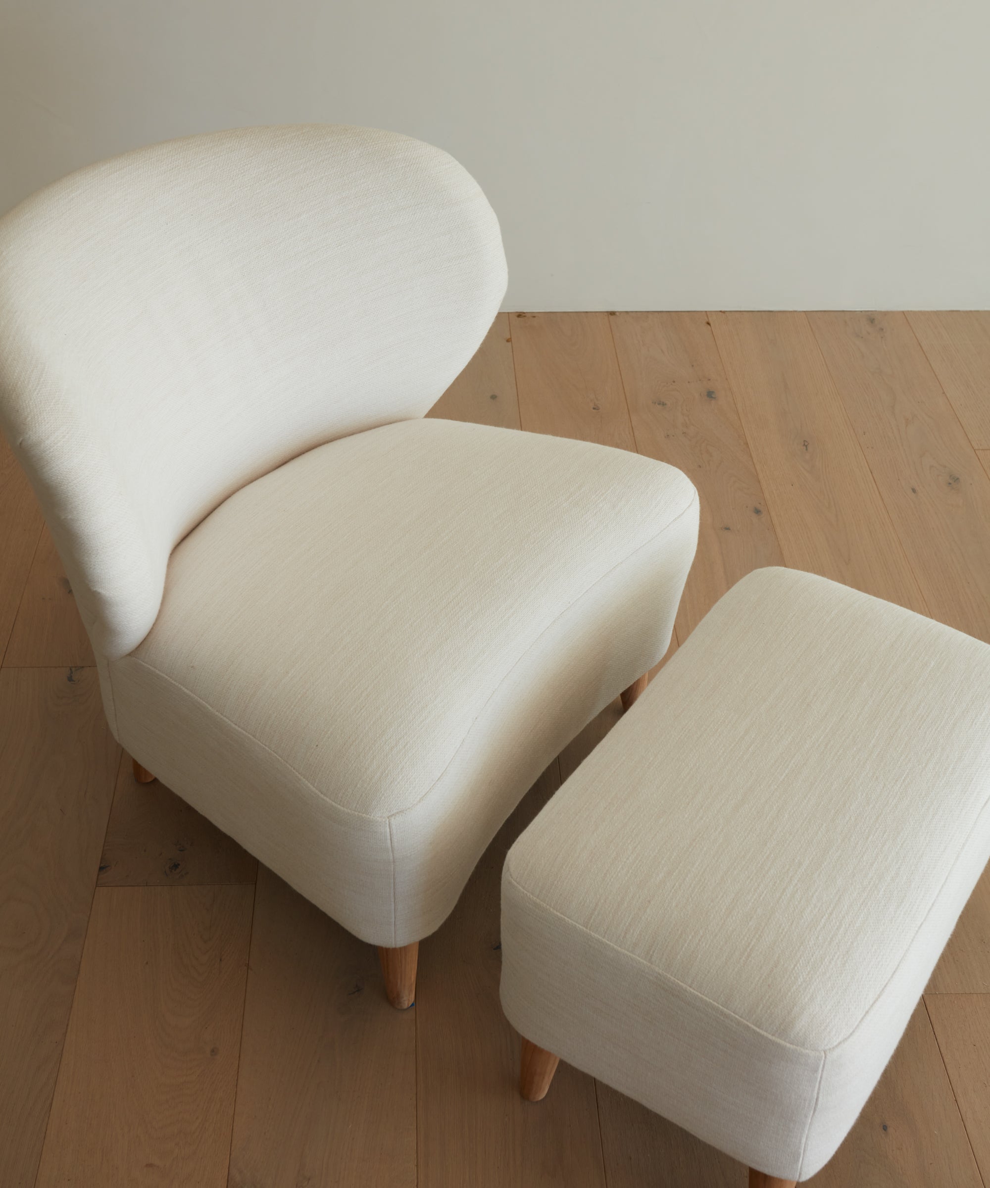 https://cdn.shopify.com/s/files/1/0565/1234/8333/files/outdoor-brentwood-chair-performance-ivory-2.jpg?v=1682453102