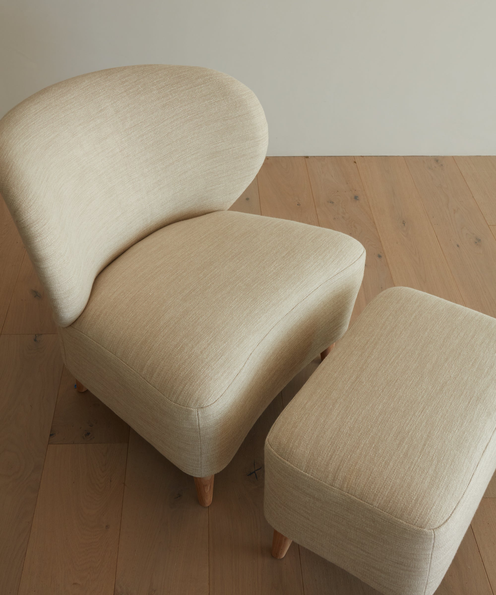 https://cdn.shopify.com/s/files/1/0565/1234/8333/files/outdoor-brentwood-chair-performance-natural-2_ab3809fd-d76b-4f39-9111-ea965c2e2093.jpg?v=1682453612